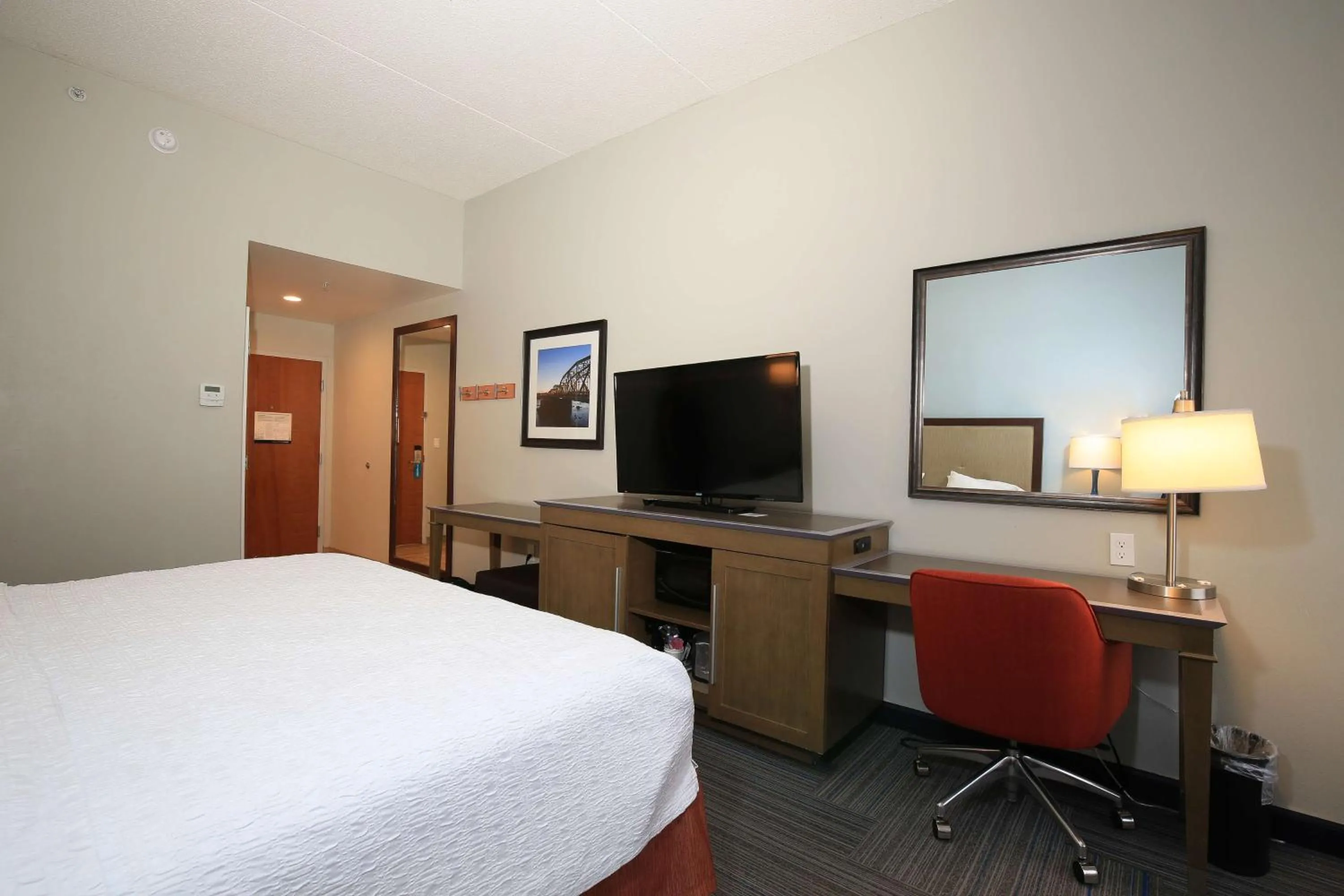 Bedroom, Bed in Hampton Inn Bordentown