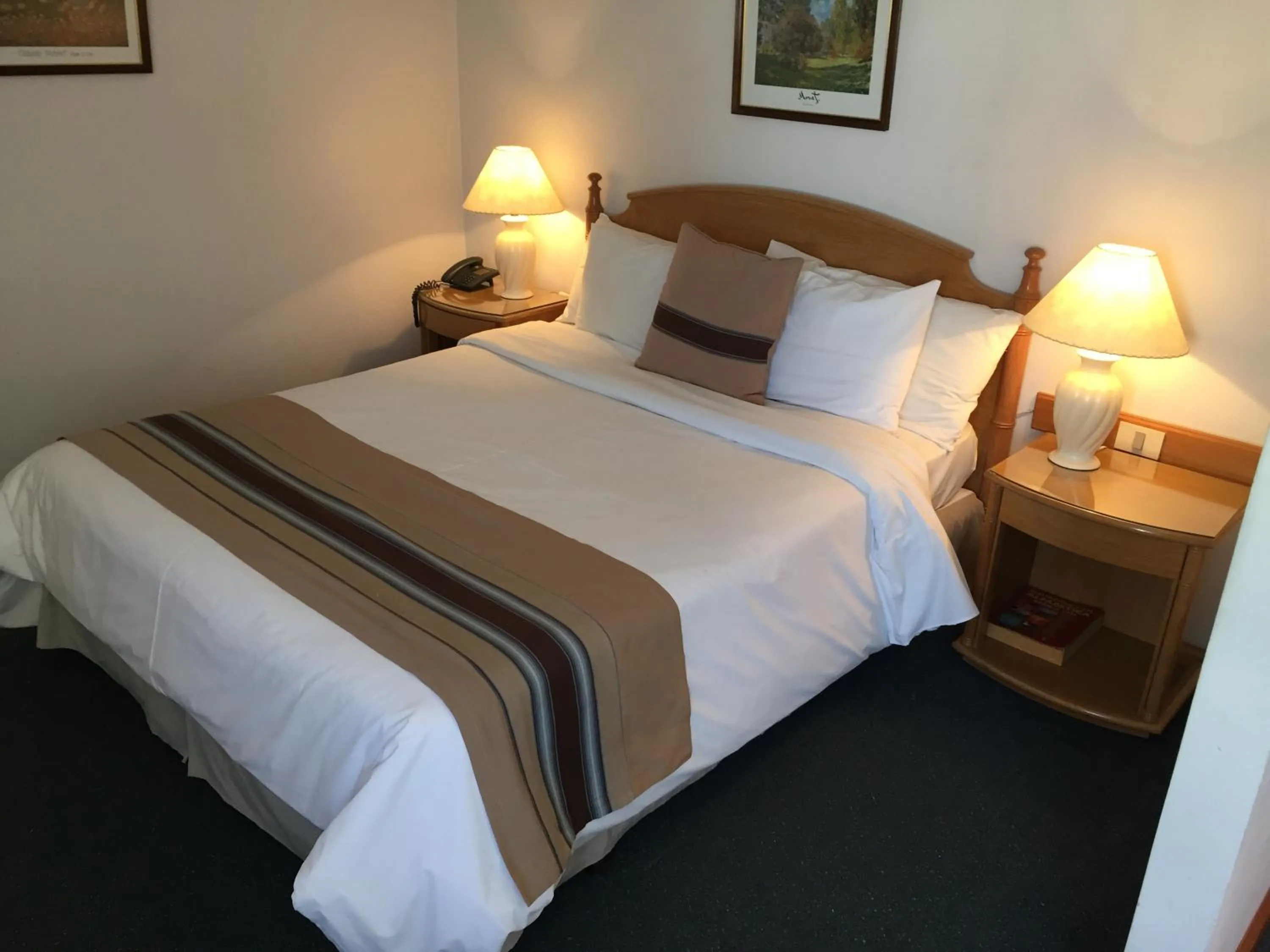 Photo of the whole room, Bed in Crystal Palace Hotel