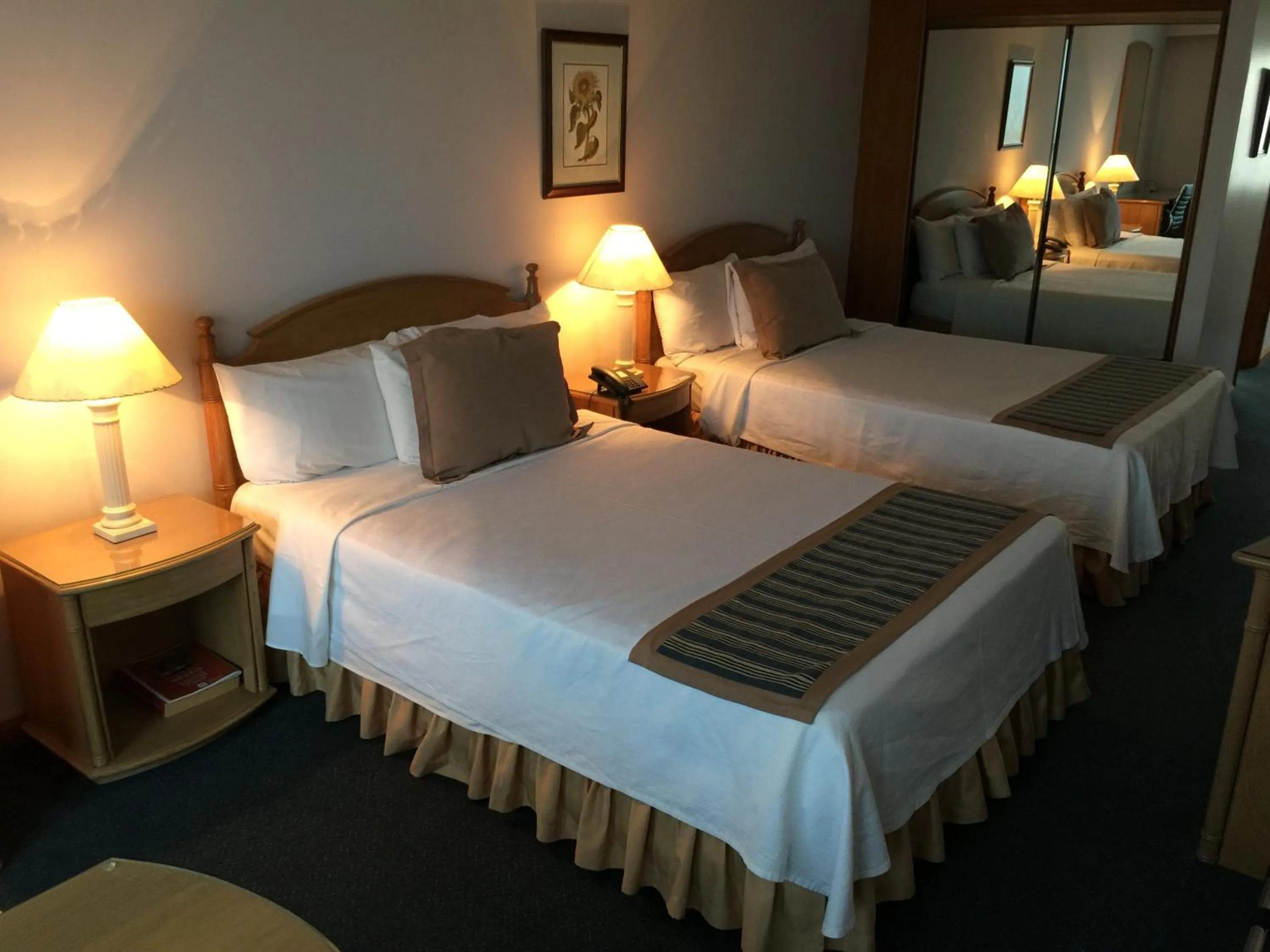 Photo of the whole room, Bed in Crystal Palace Hotel