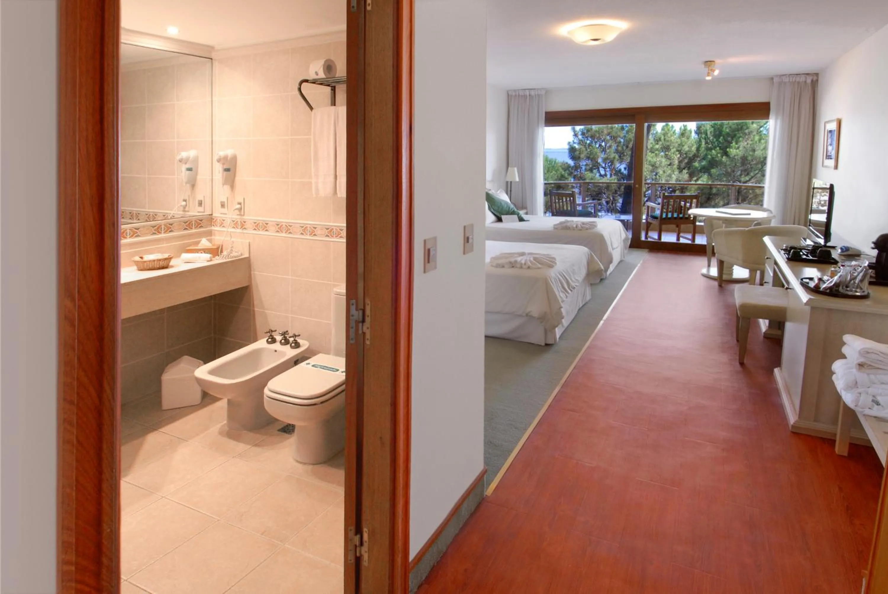 Bathroom, Bed in Hotel del Lago Golf & Art Resort