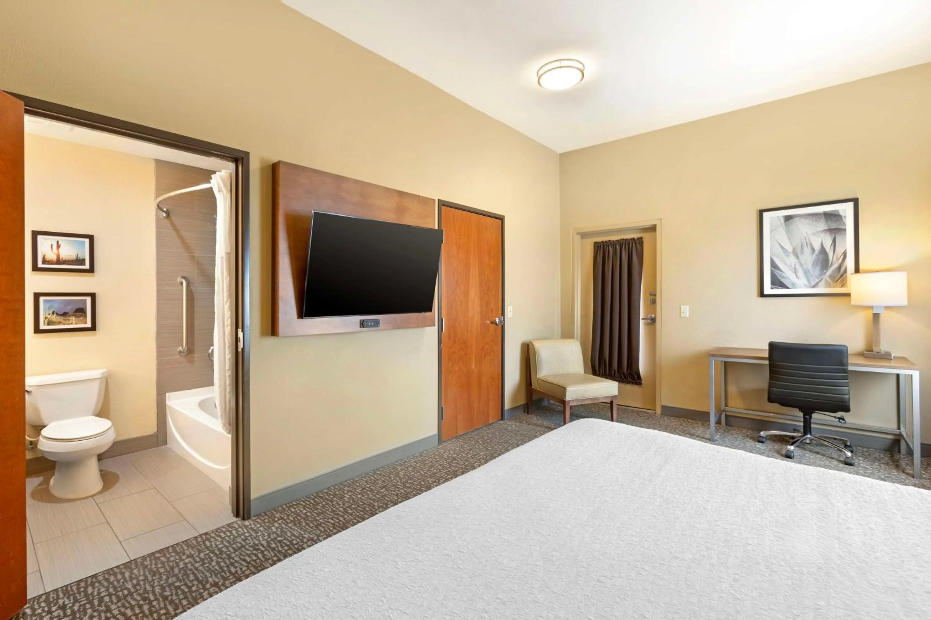 Bathroom, Bed in Best Western Plus Surprise-Phoenix NW