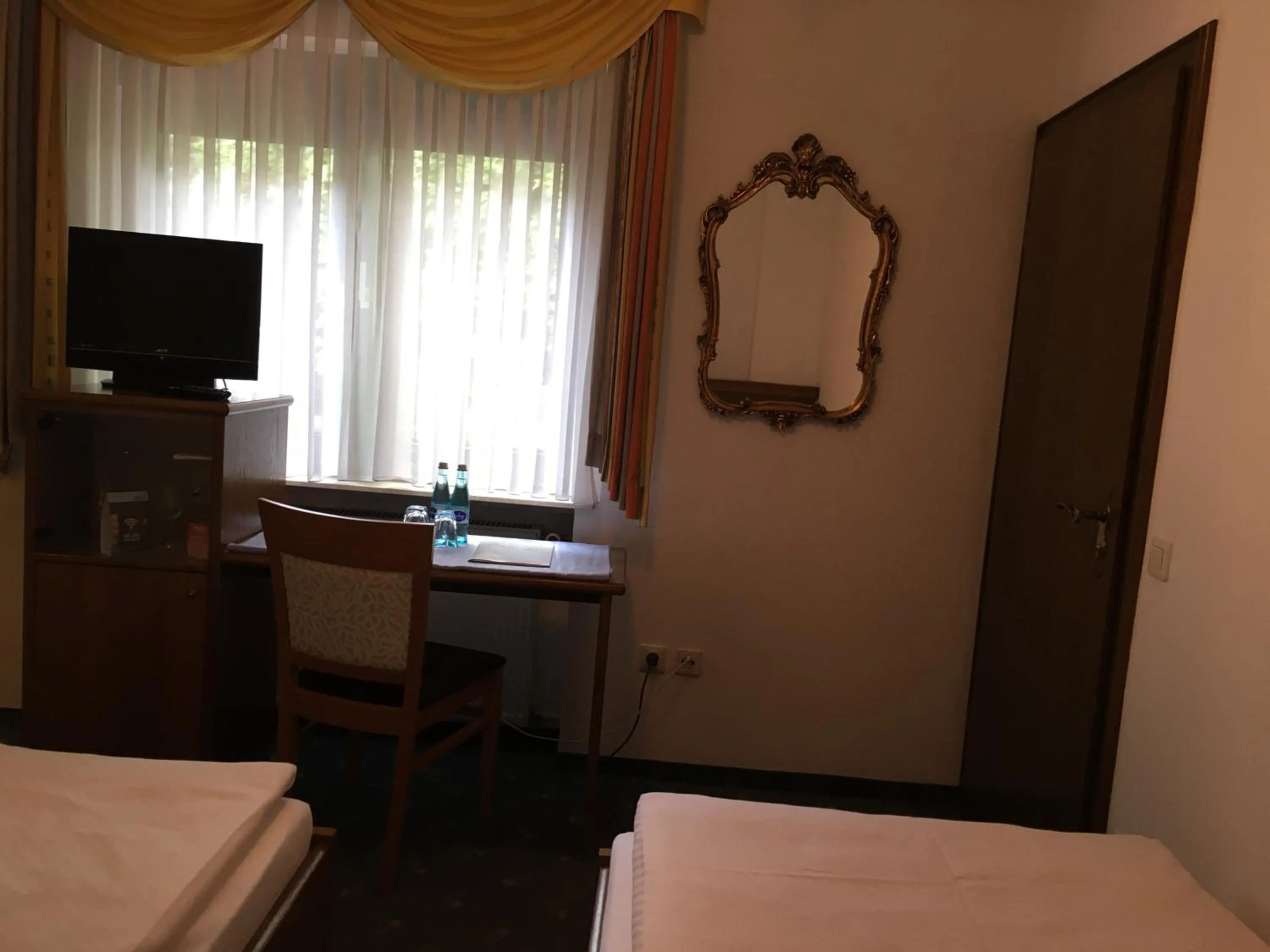 TV and multimedia, Bed in Gasthof zur Sonne Winzenhohl