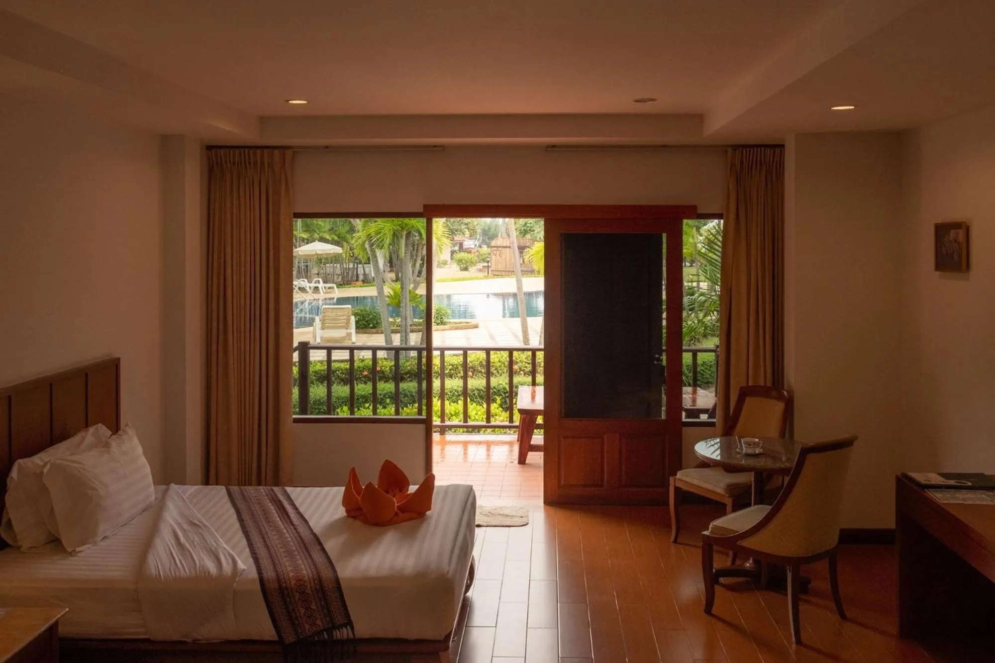 Bed in Sailom Resort Bangsaphan