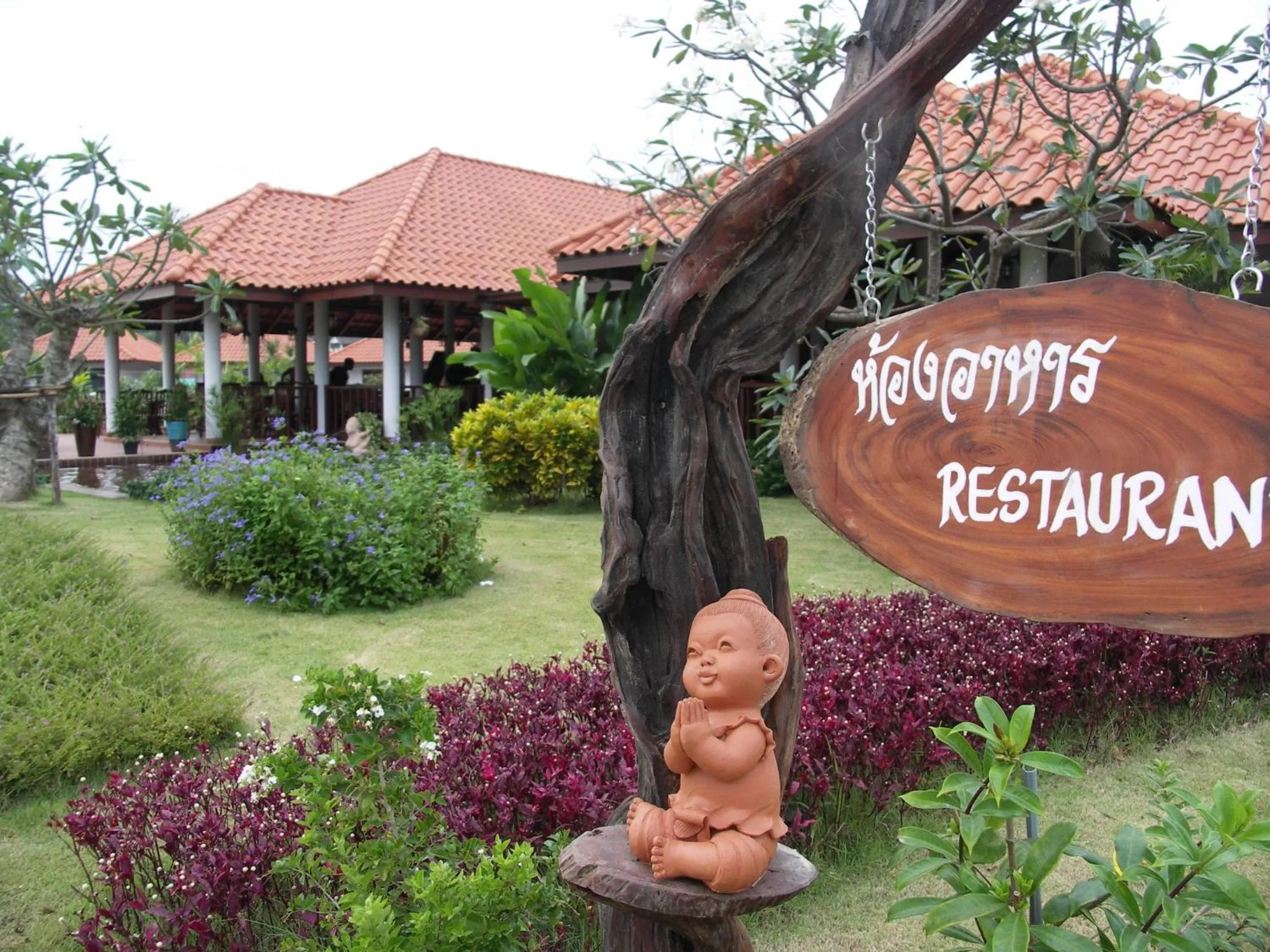 Restaurant/places to eat in Sailom Resort Bangsaphan