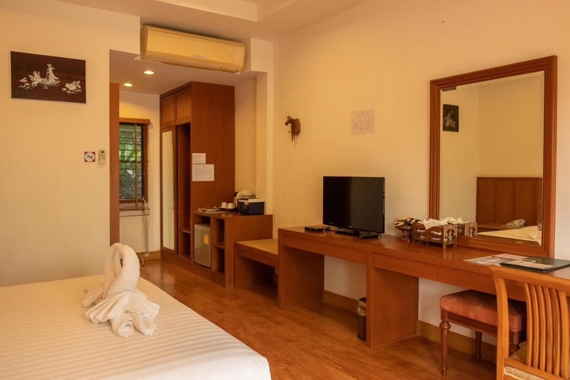 TV and multimedia, Bed in Sailom Resort Bangsaphan