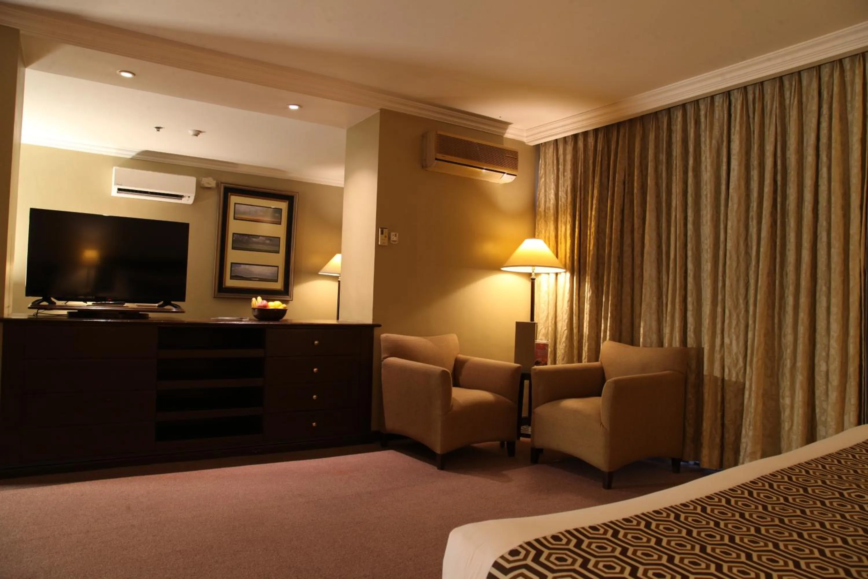 TV and multimedia in Herald Suites Solana