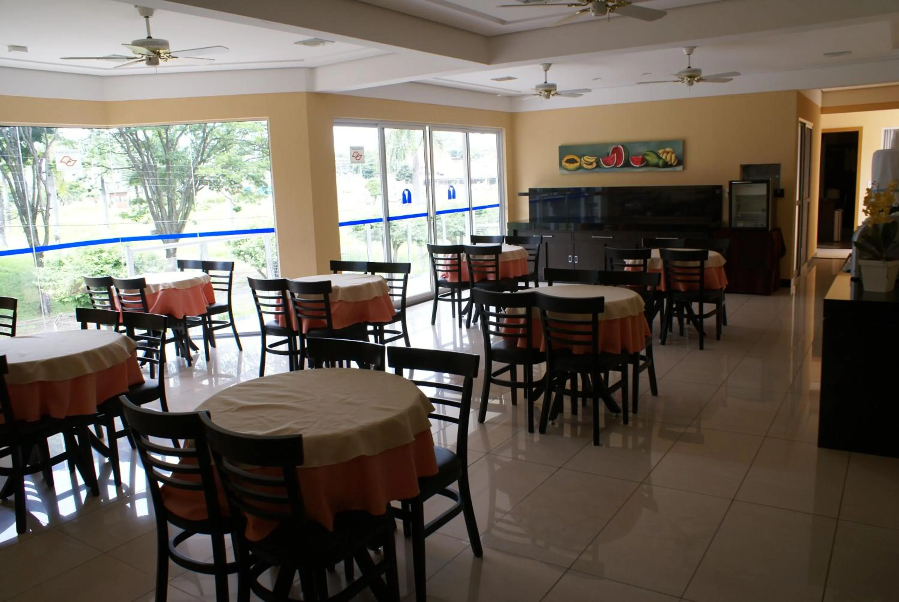 Restaurant/places to eat in Cristal Palace Inn