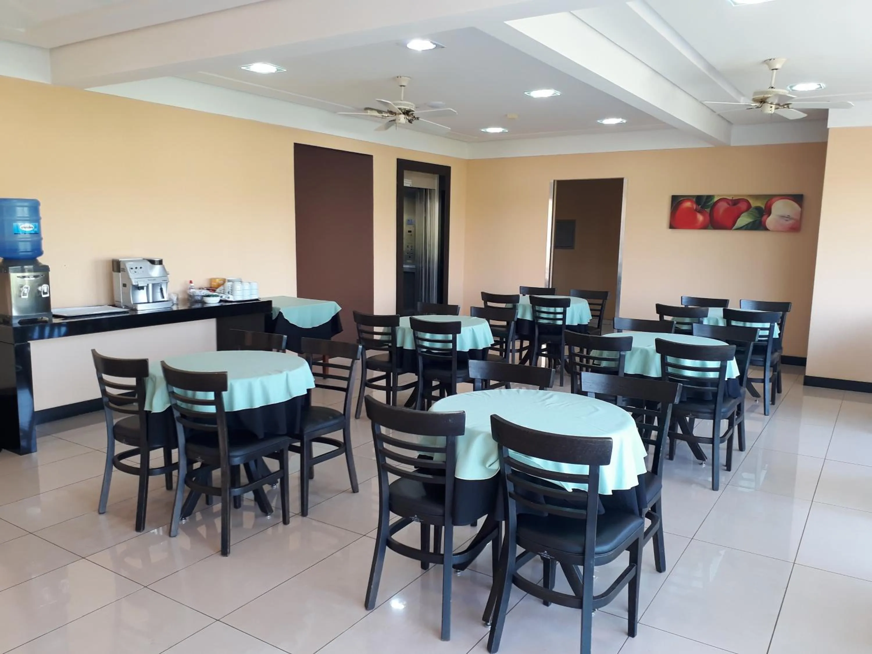 Breakfast in Cristal Palace Inn