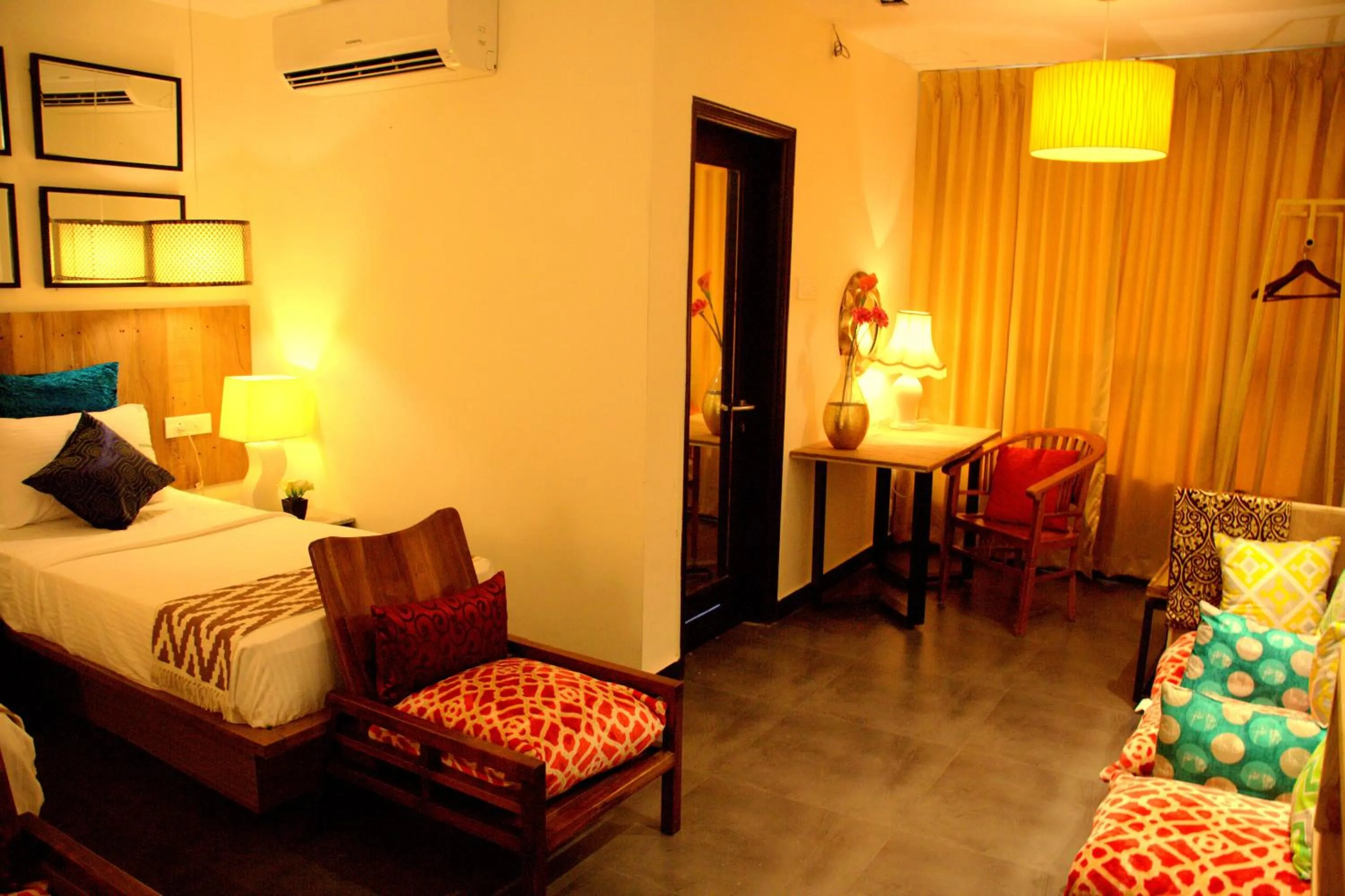 Living room, Bed in Hotel Villa Highnest - Oragadam -Sriperumbudur