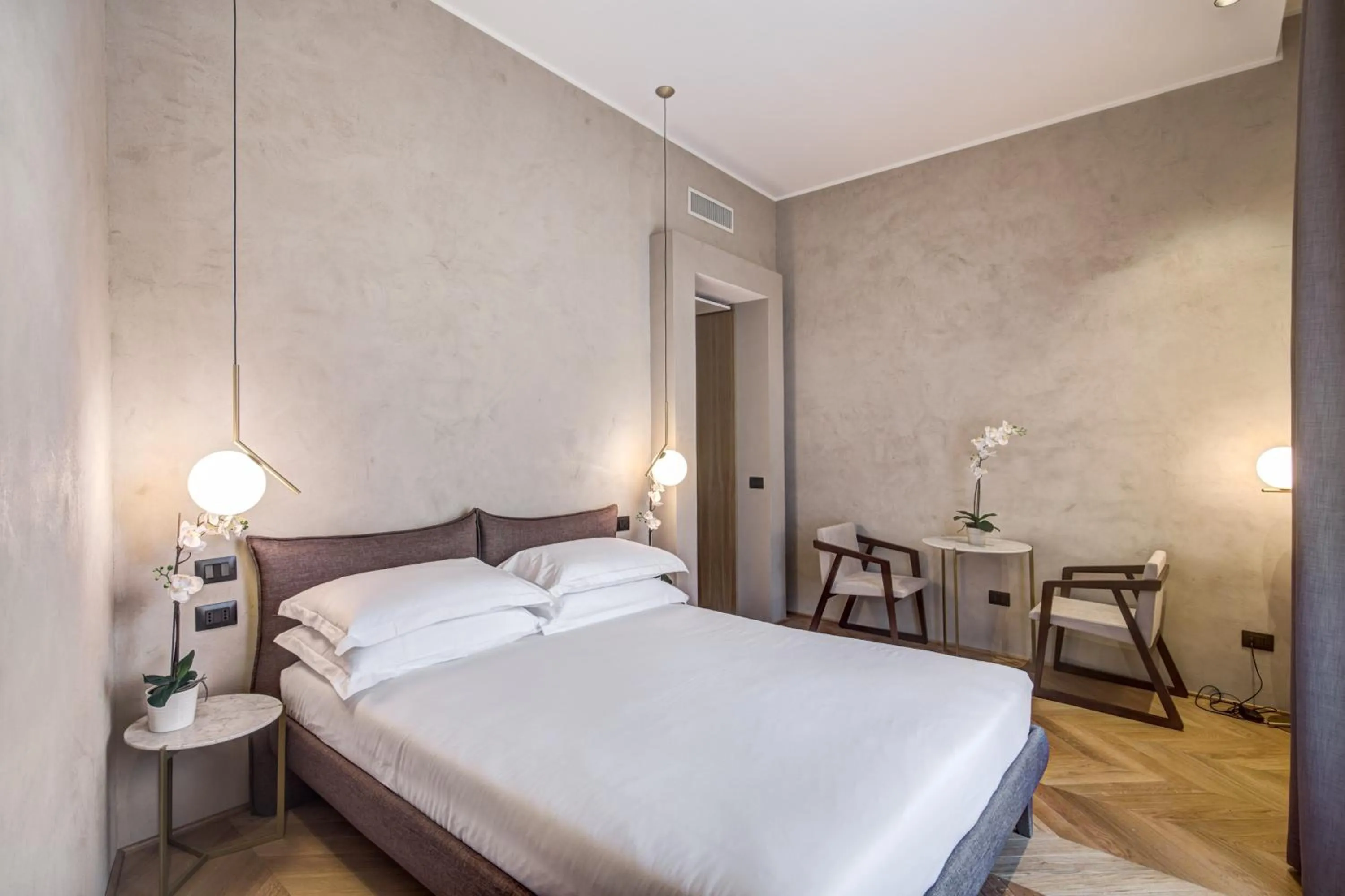 Photo of the whole room, Bed in G55 Design Hotel