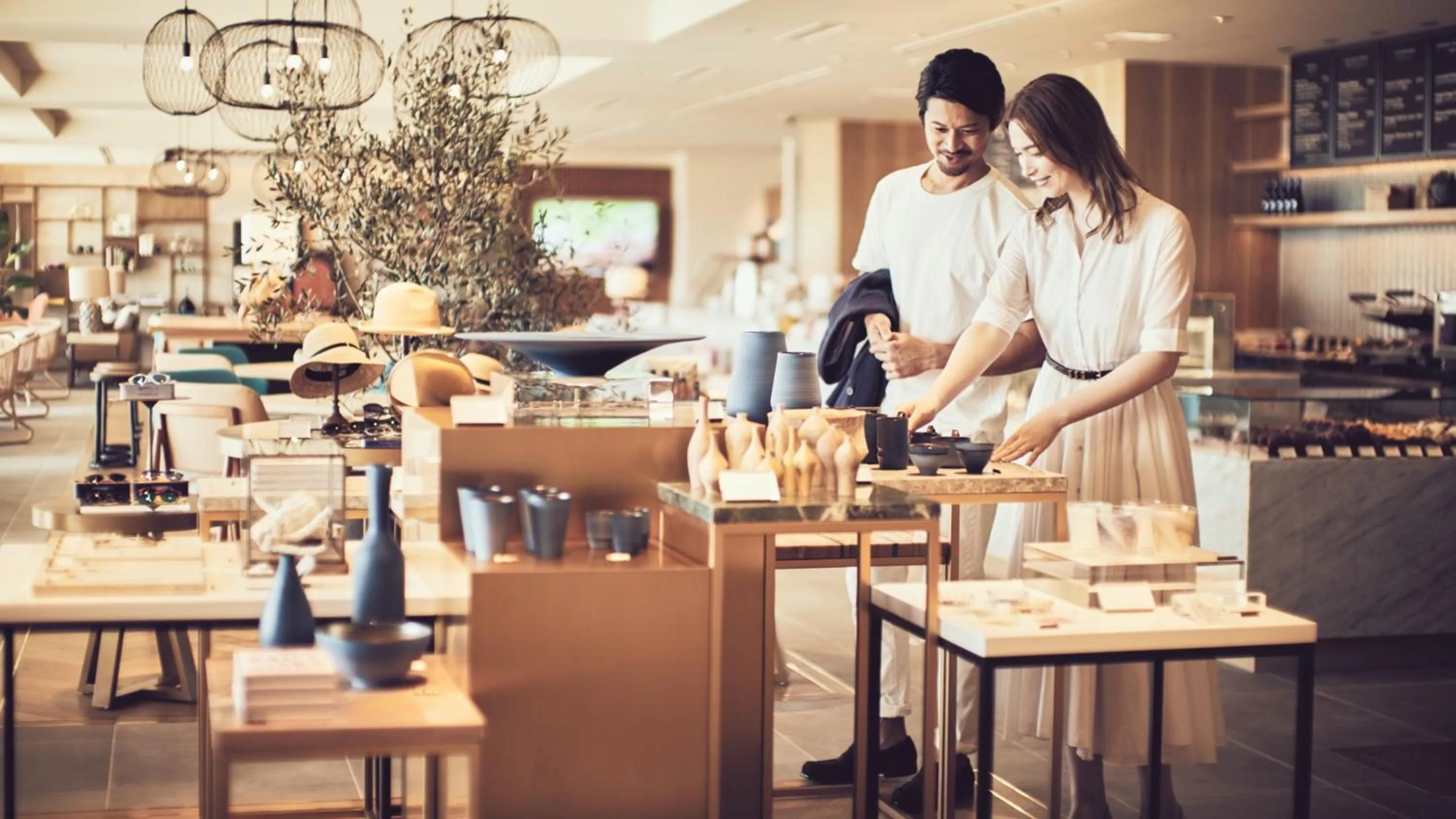 Lounge or bar in ANA InterContinental Ishigaki Resort by IHG