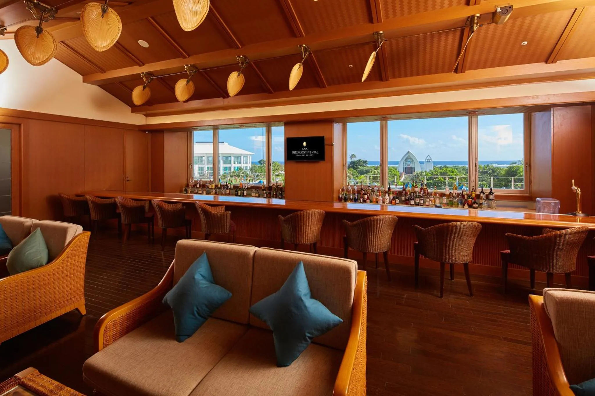 Lounge or bar in ANA InterContinental Ishigaki Resort by IHG