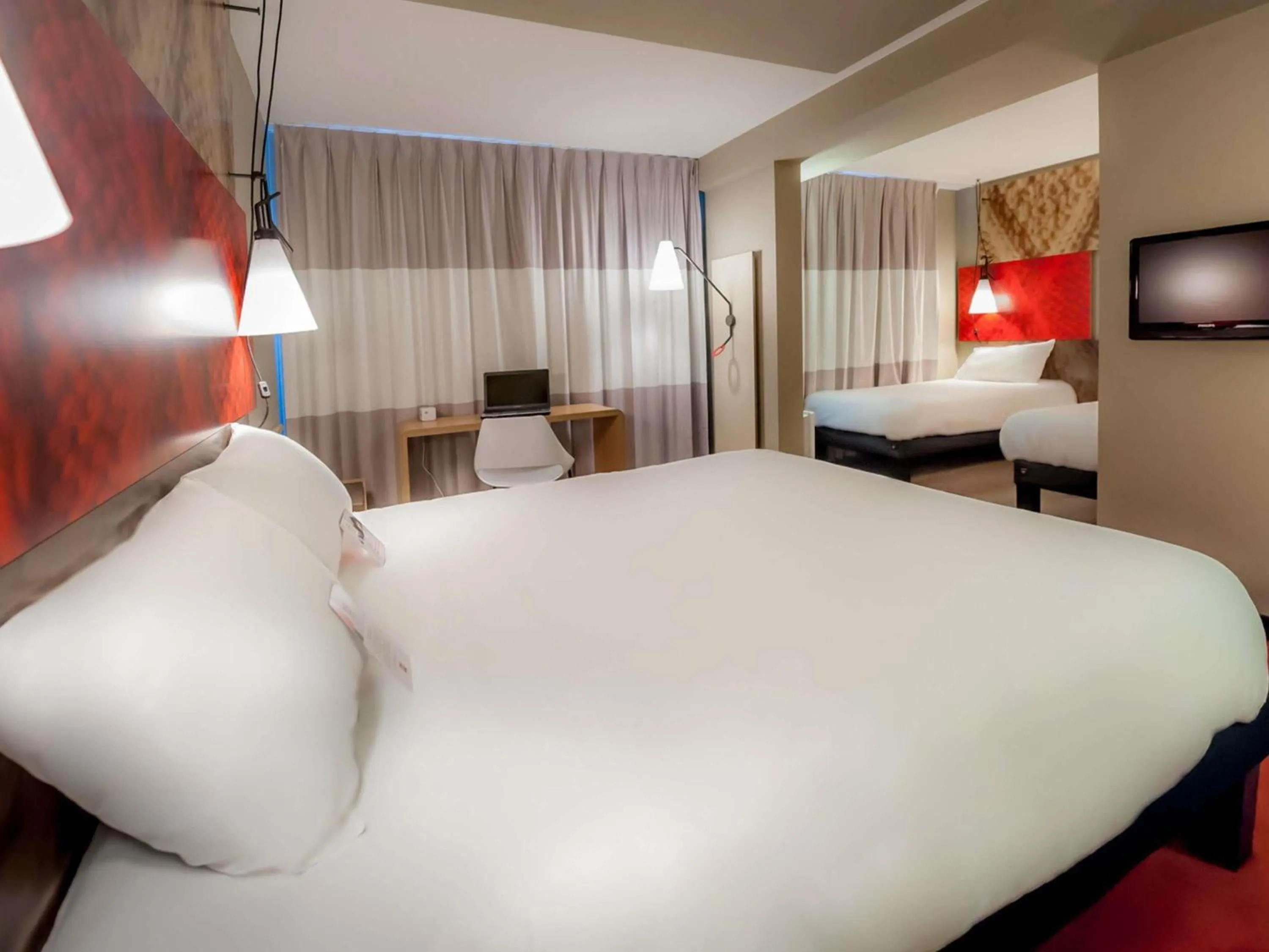 Bedroom, Bed in ibis Quimper