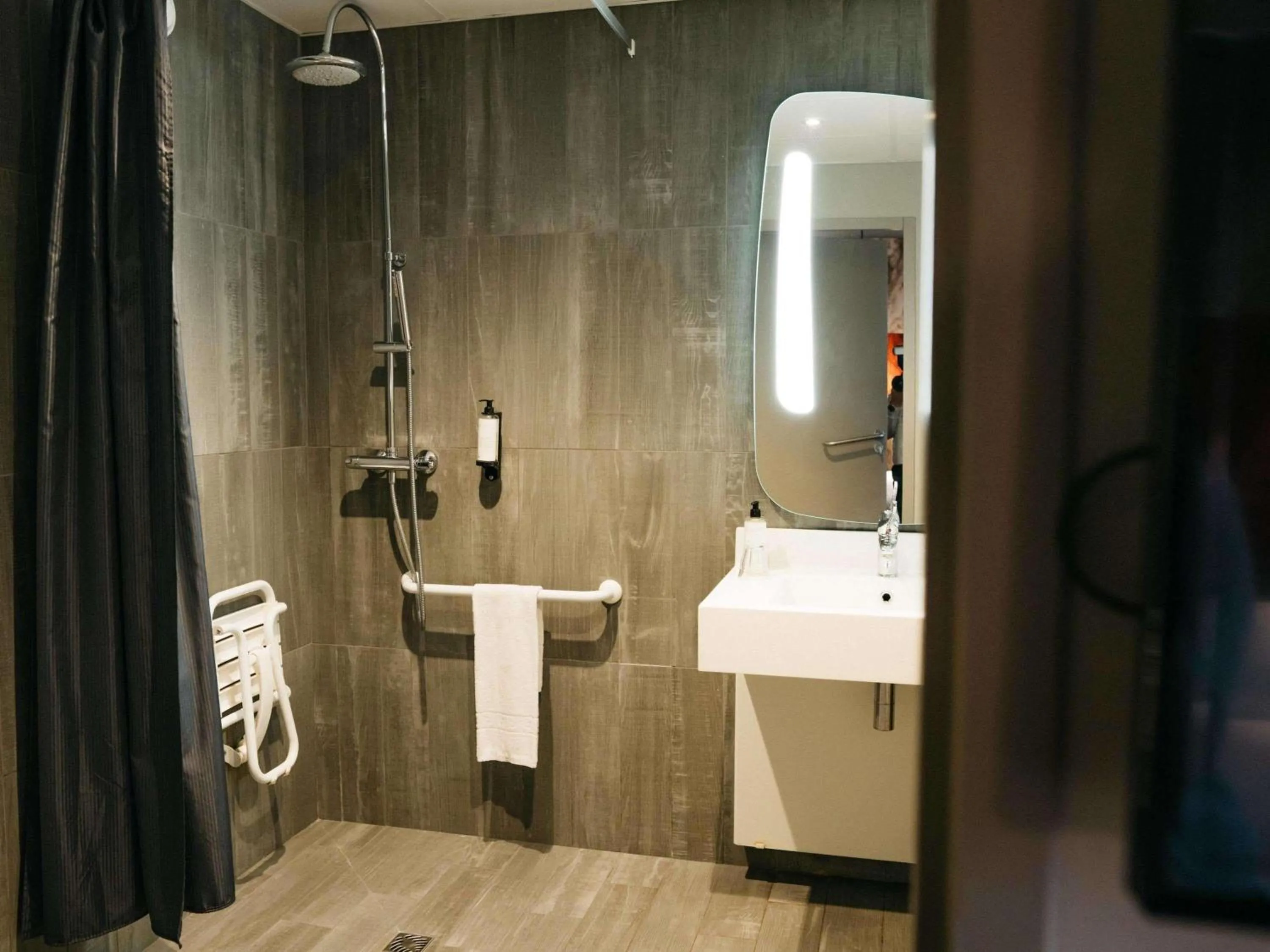 Bedroom in ibis Quimper