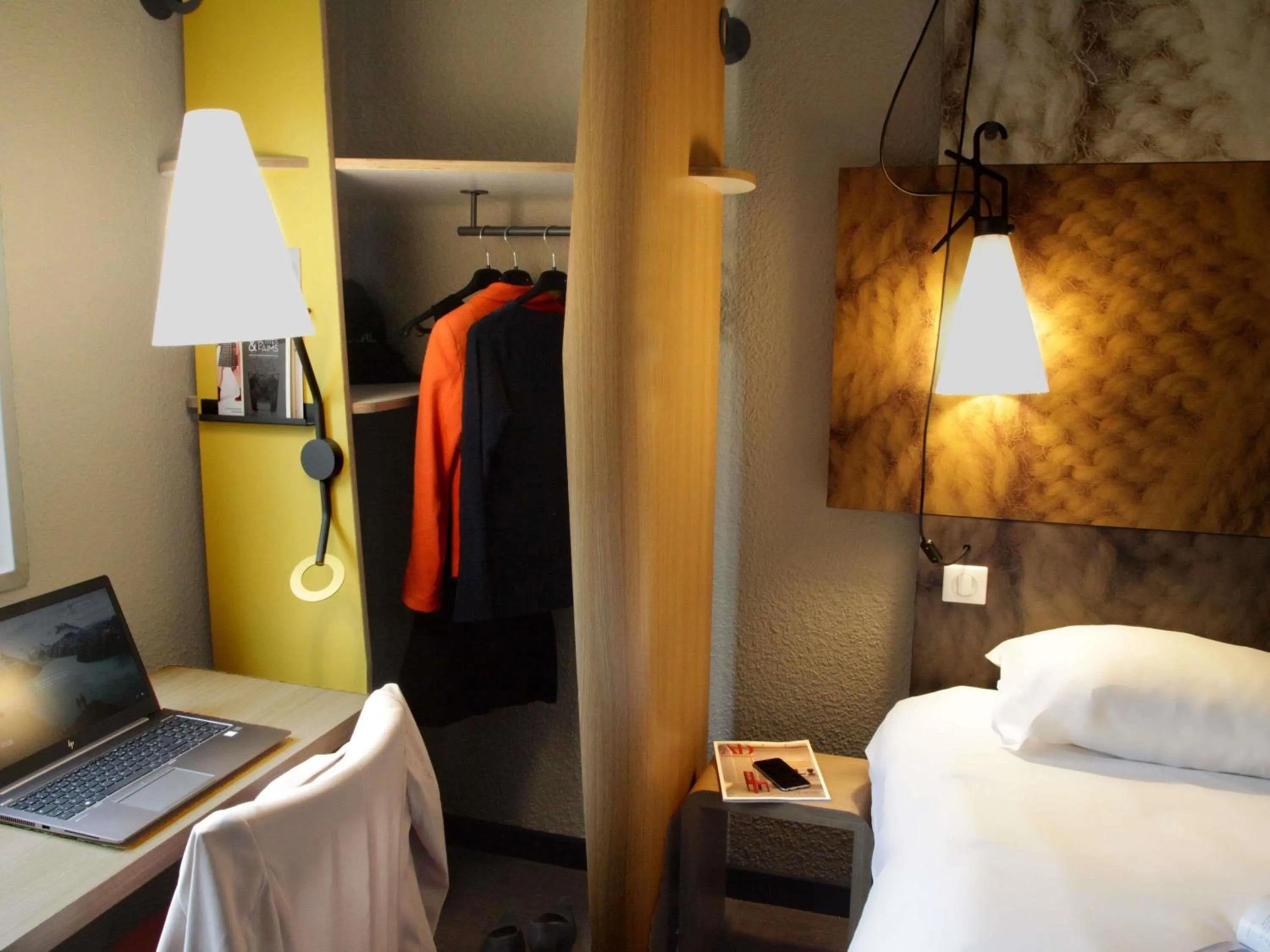 Bedroom, Bed in ibis Quimper