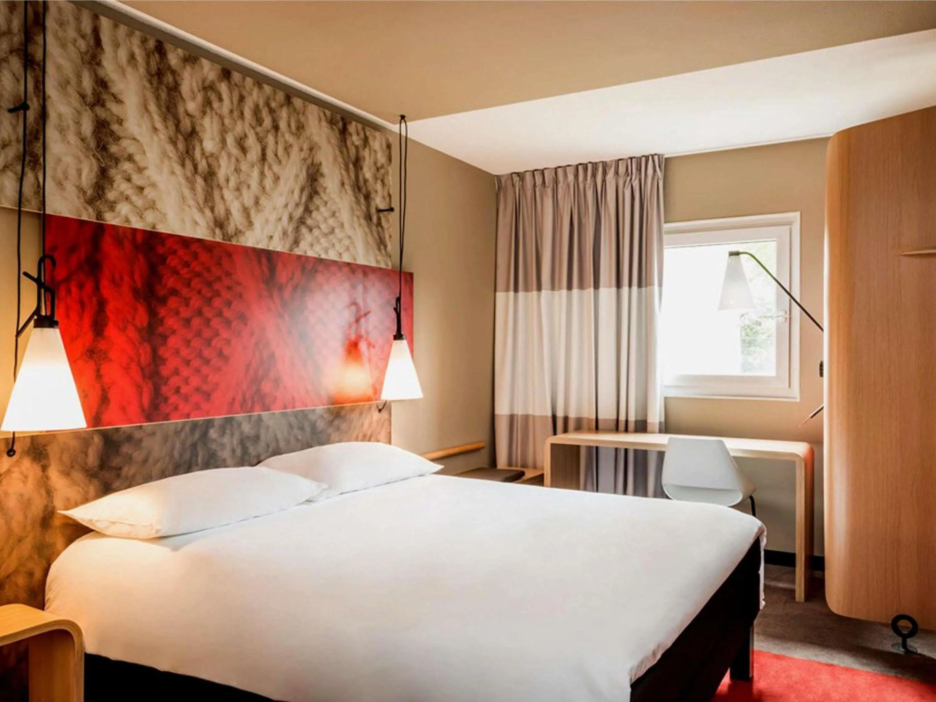 Bedroom, Bed in ibis Quimper