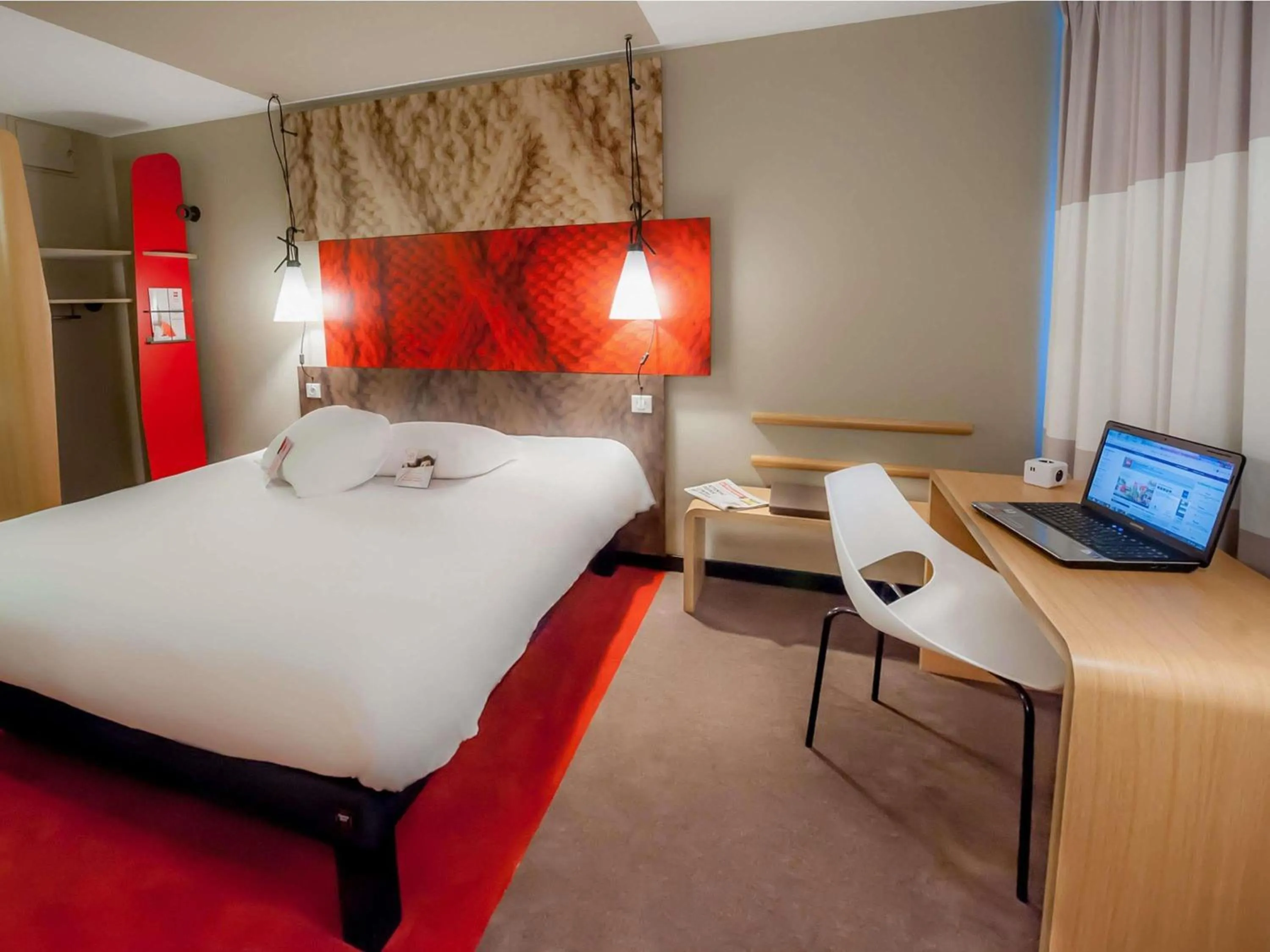 Bedroom, Bed in ibis Quimper