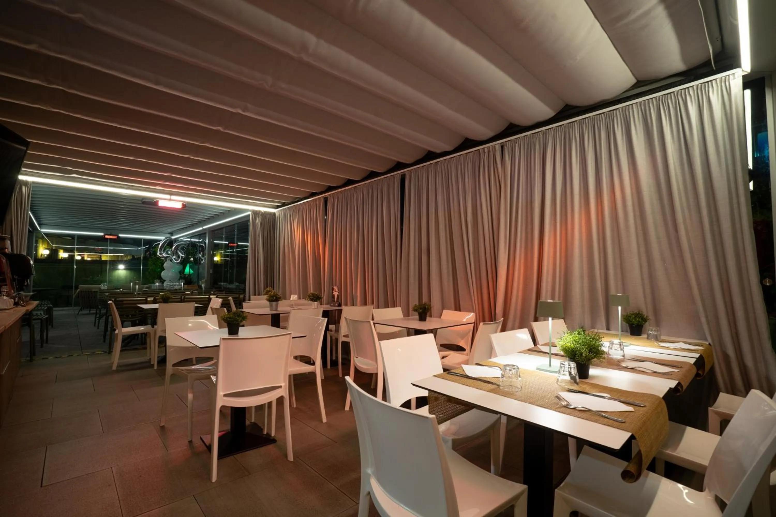 Restaurant/places to eat in Hotel Bernardino