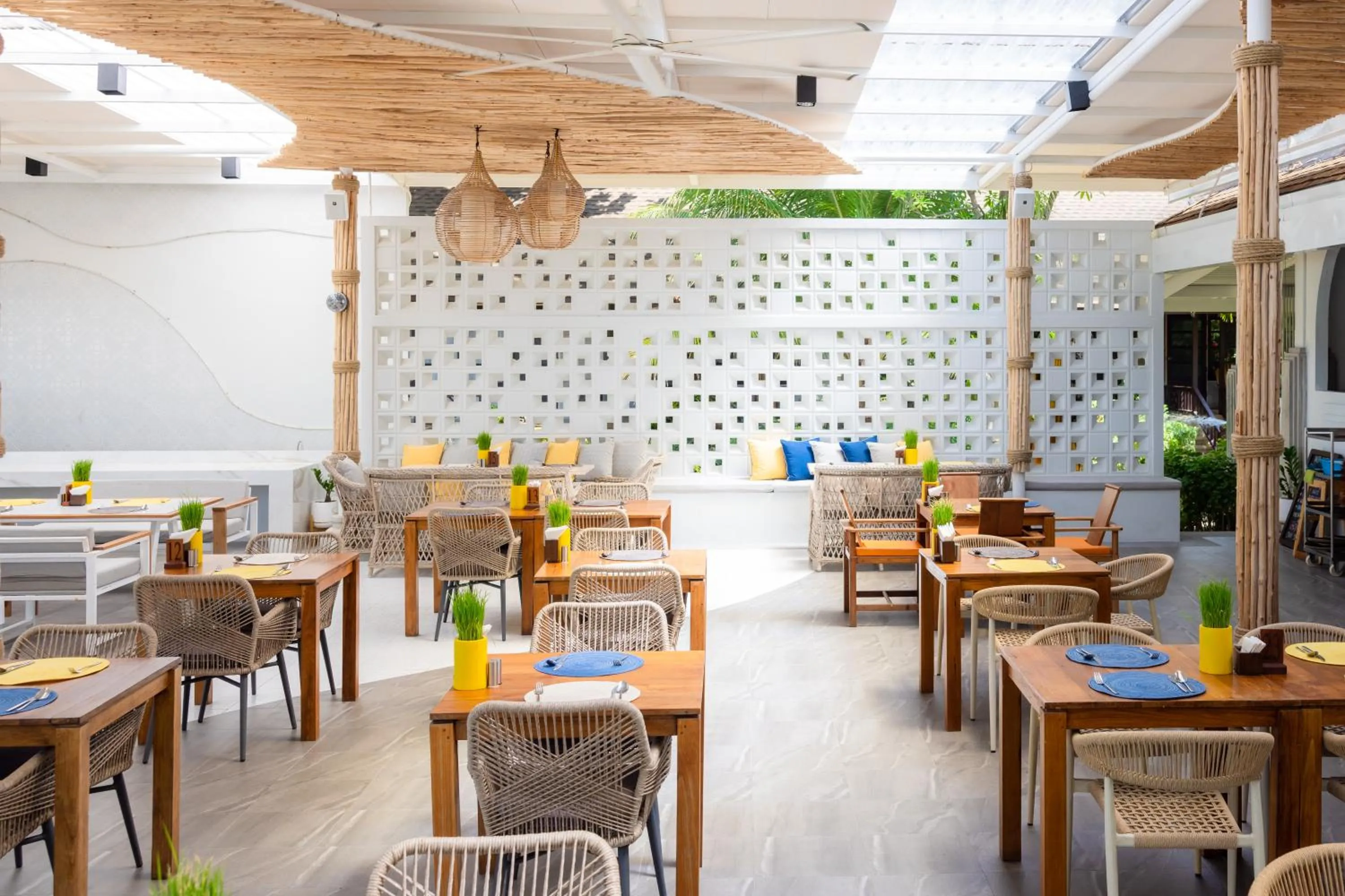 Restaurant/places to eat in The Fair House Beach Resort & Hotel