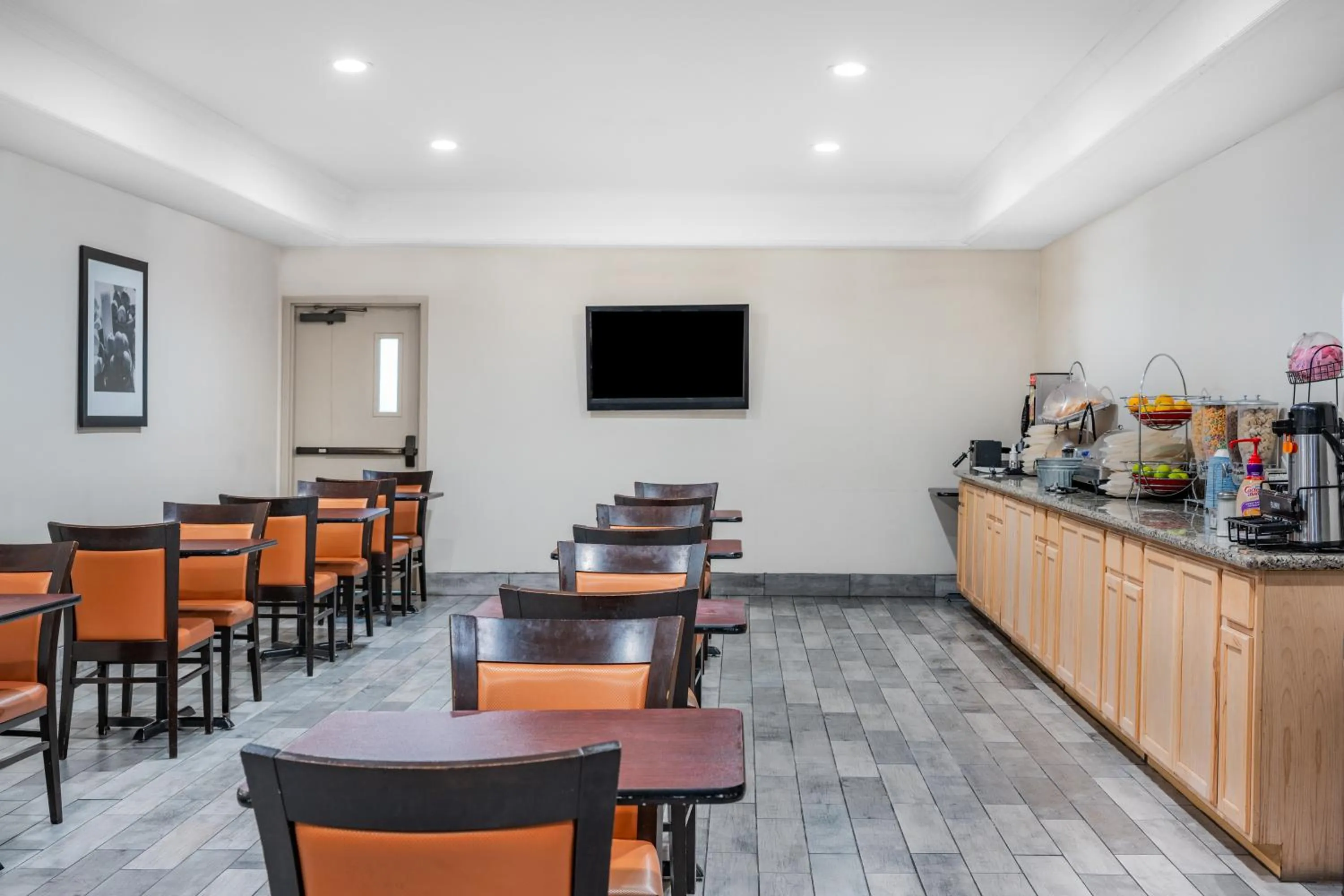 Kitchen or kitchenette in Ramada by Wyndham Bakersfield