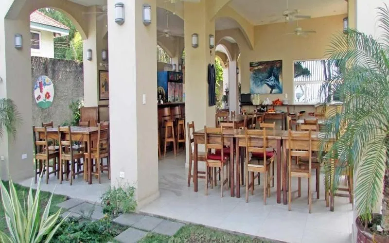 Restaurant/places to eat in Hotel La Gaviota Tropical