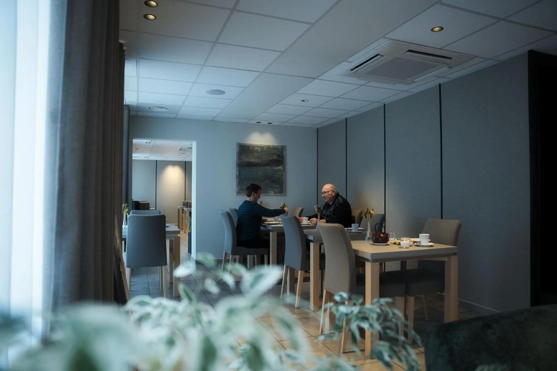 People in Logis Restaurant & Hôtel À la 12