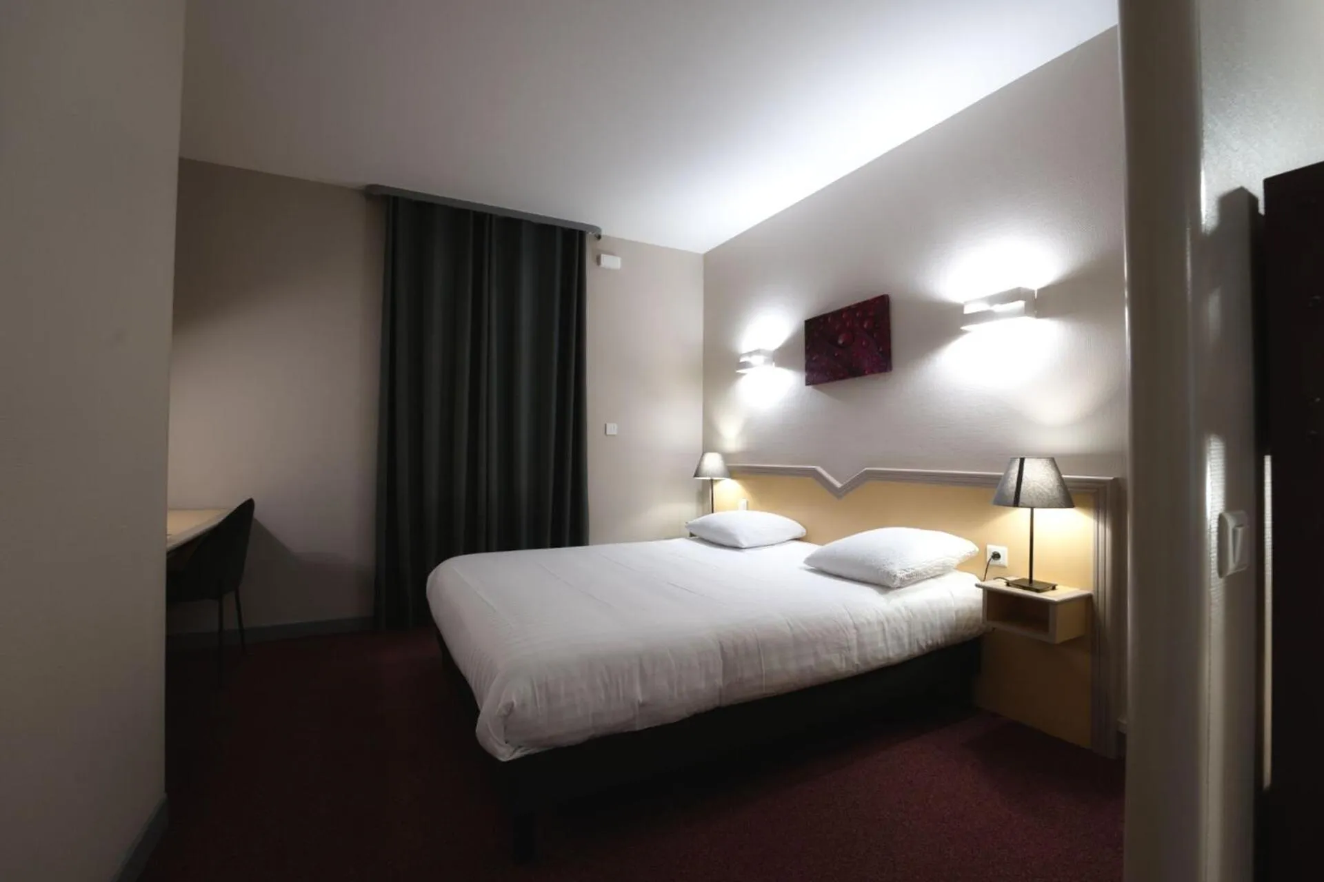 Bed in Logis Restaurant & Hôtel À la 12