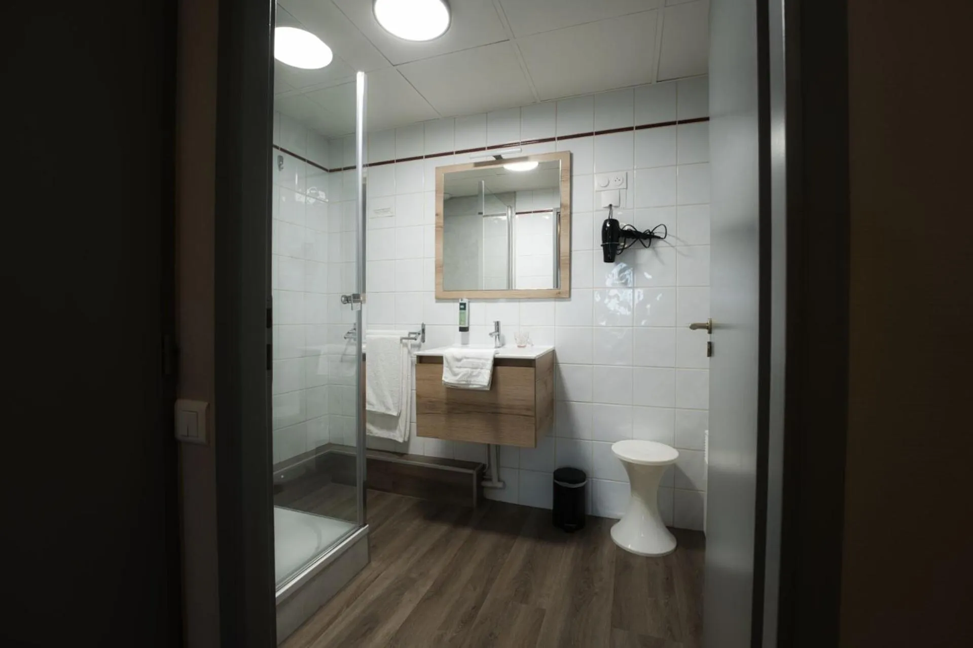 Shower in Logis Restaurant & Hôtel À la 12