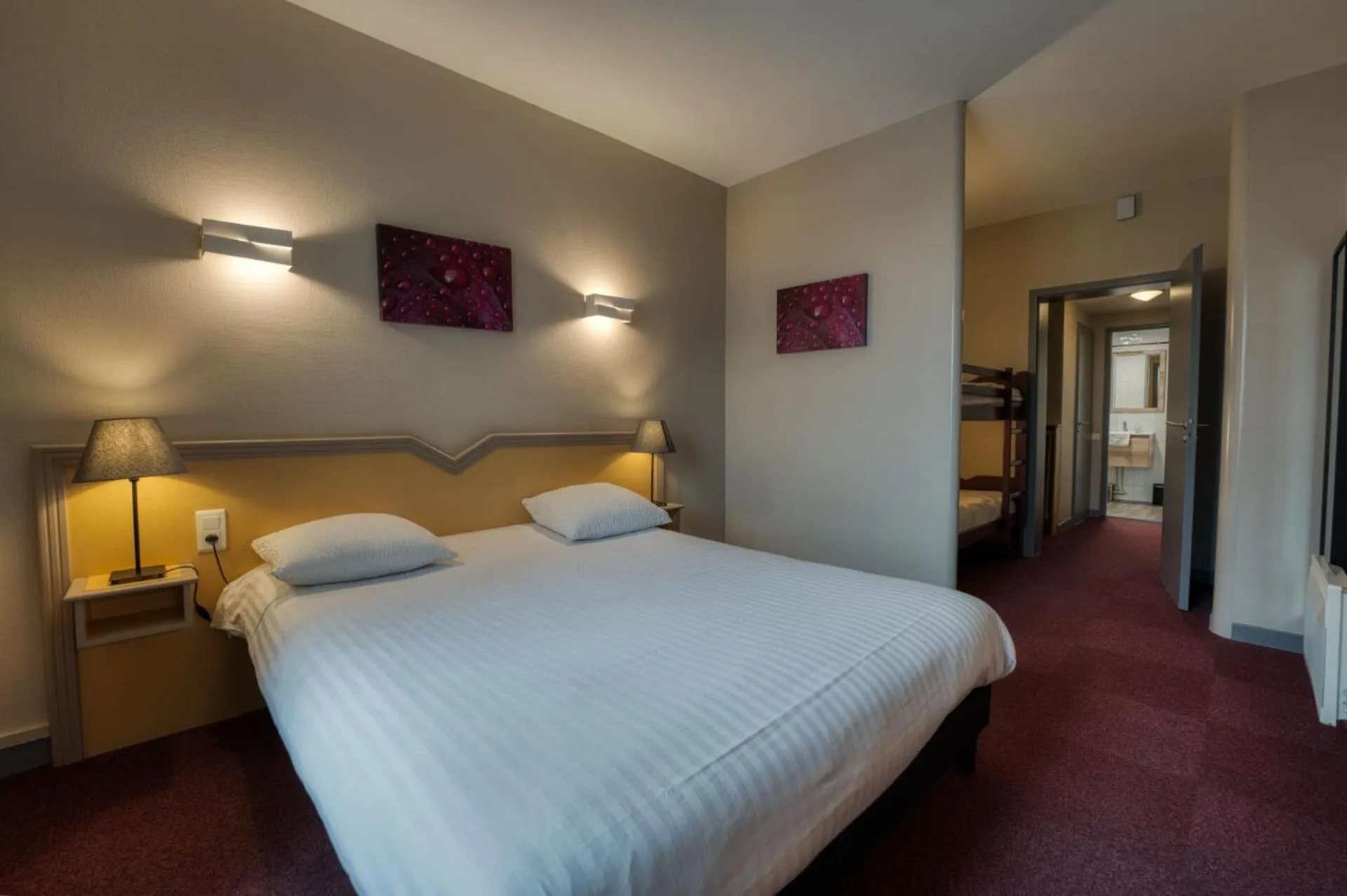 Bed in Logis Restaurant & Hôtel À la 12