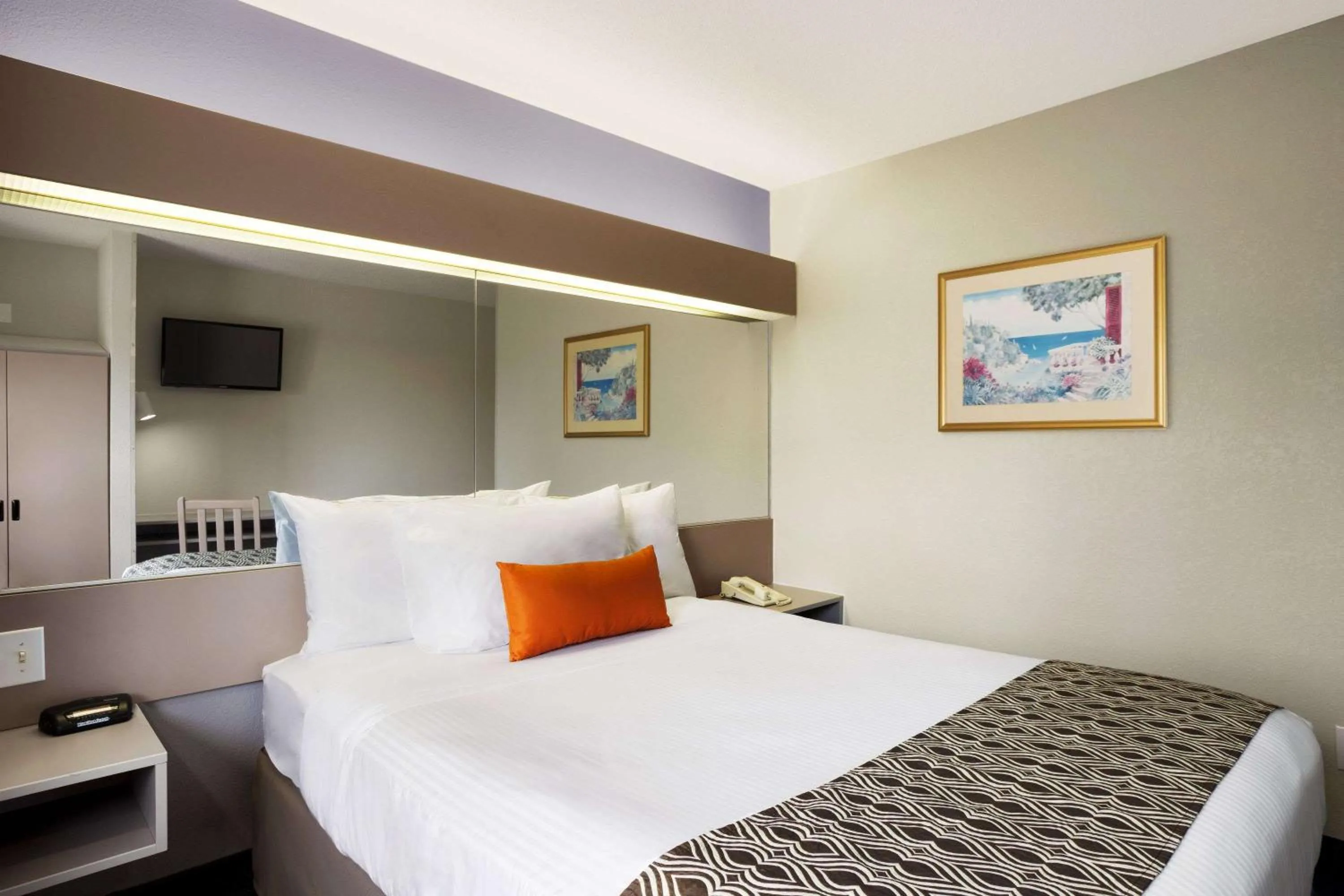 Photo of the whole room, Bed in Microtel Inn By Wyndham Louisville East