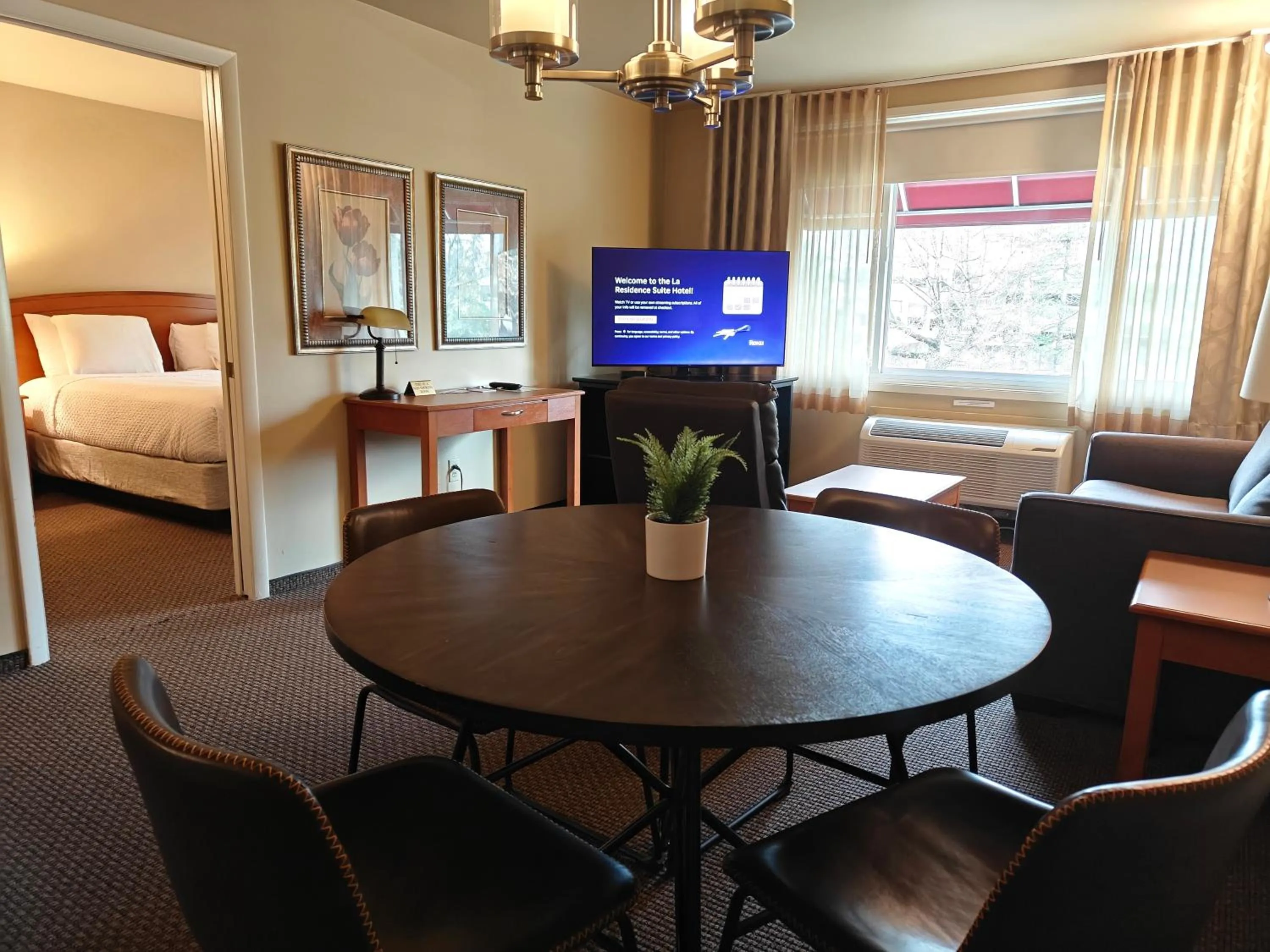 Dining area, Bed in La Residence Suite Hotel