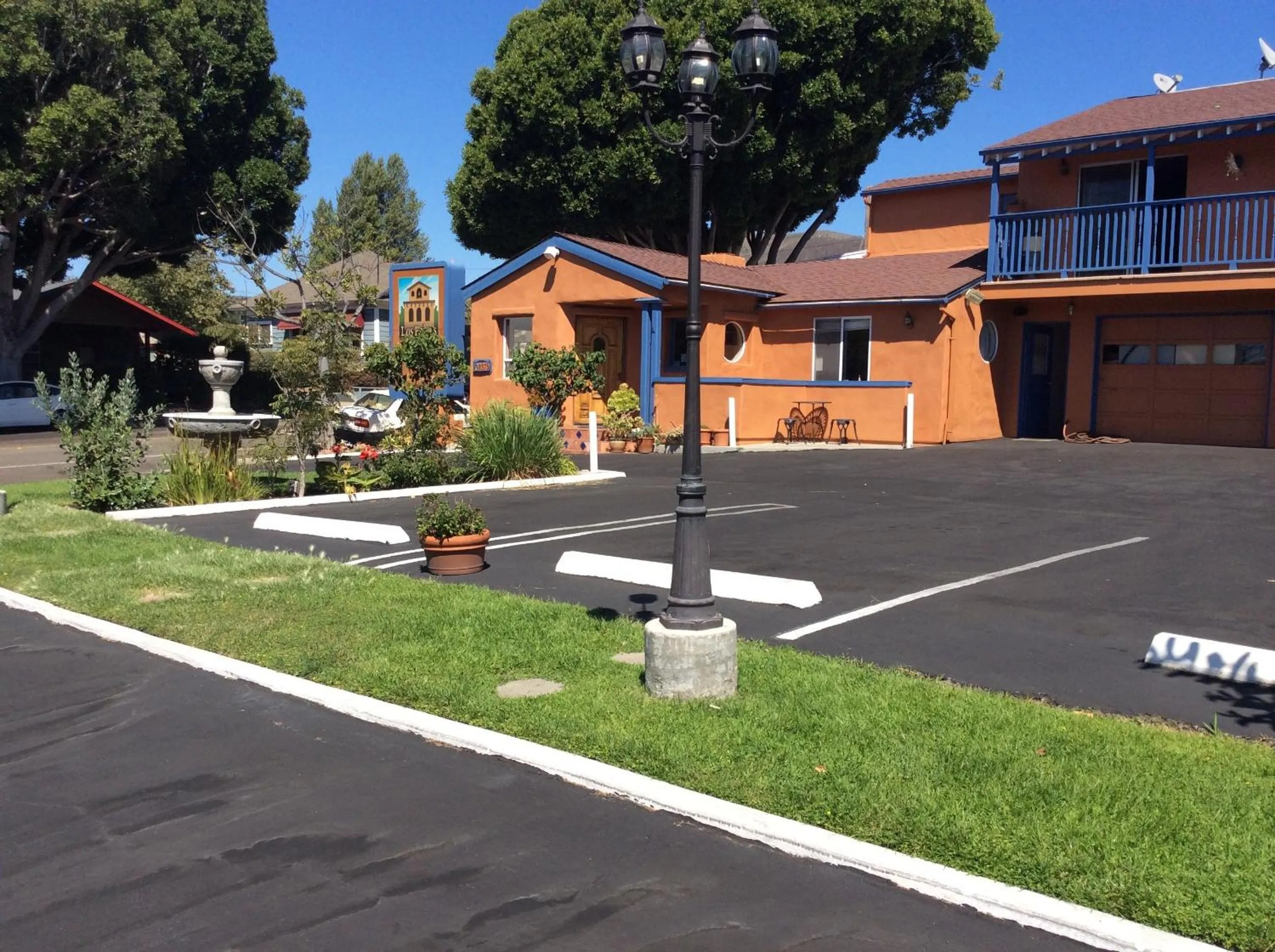 Property building in Los Padres Inn