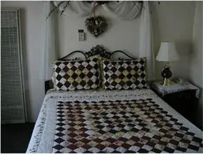 Queen Room in Los Padres Inn Queen Room in Los Padres Inn