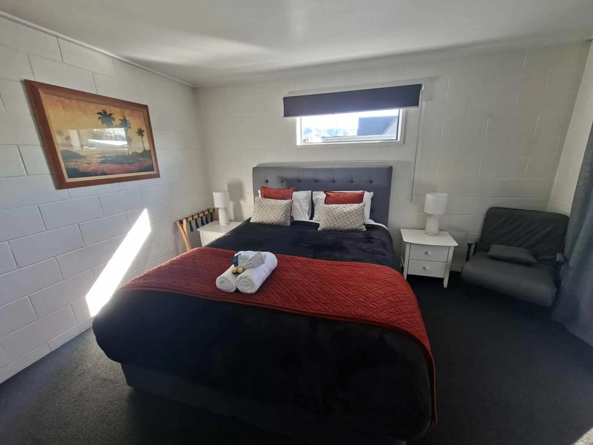 Seating area, Bed in Mackenzie Motels