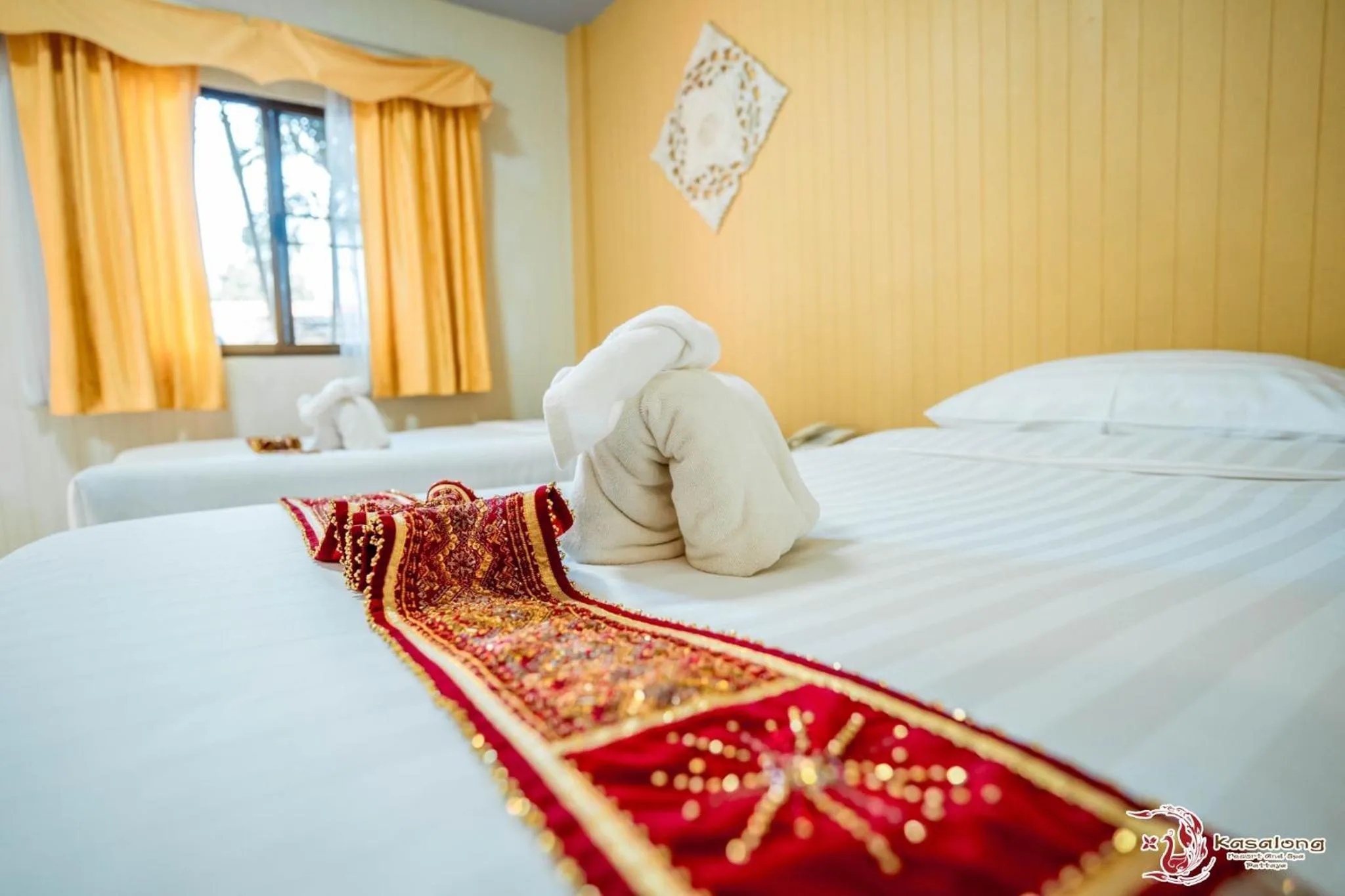 Bed in Kasalong Resort and Spa Pattaya