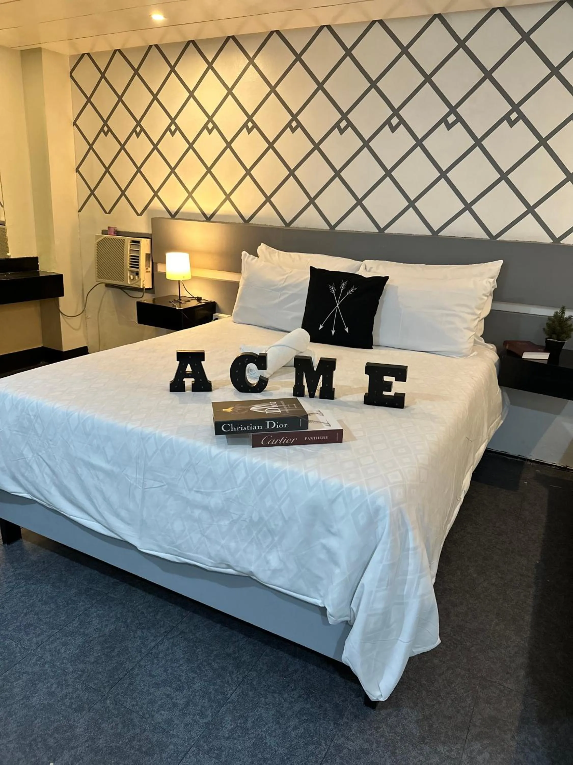 Bed in ACME Inn Subic