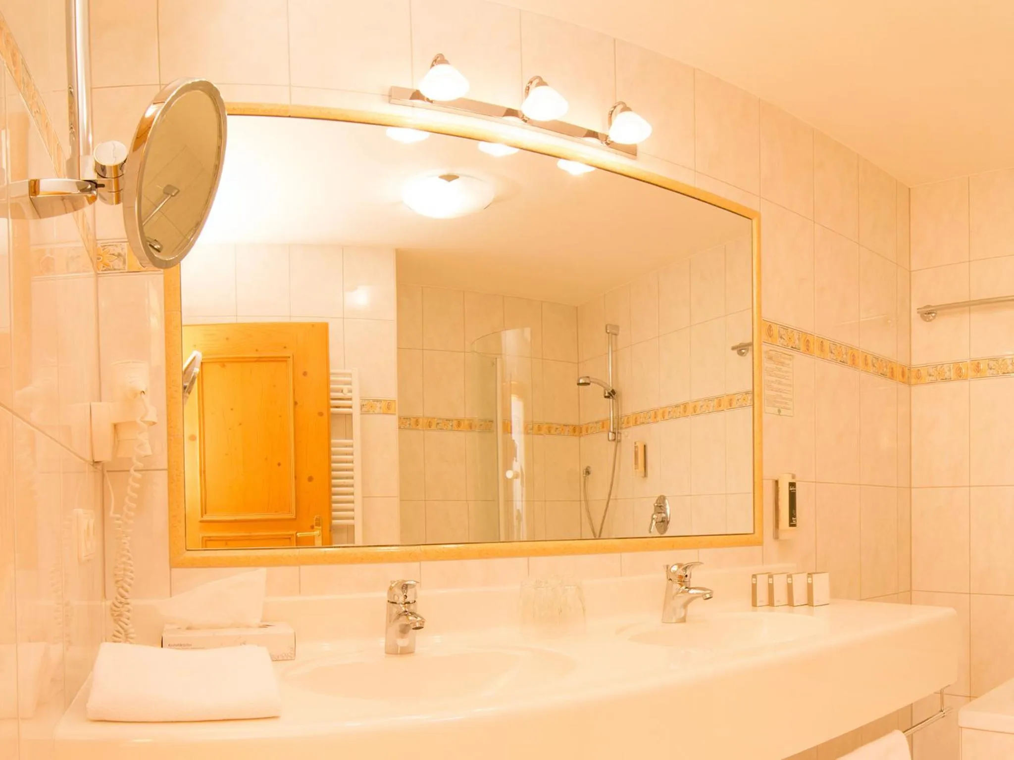 Bathroom in Alpenhotel Tirolerhof