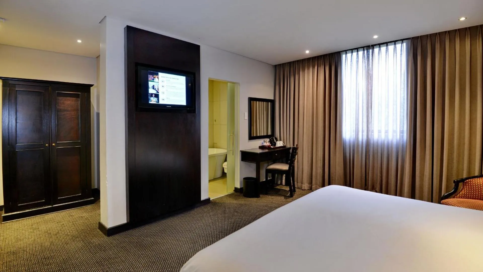 Bed in ANEW Hotel Witbank Emalahleni