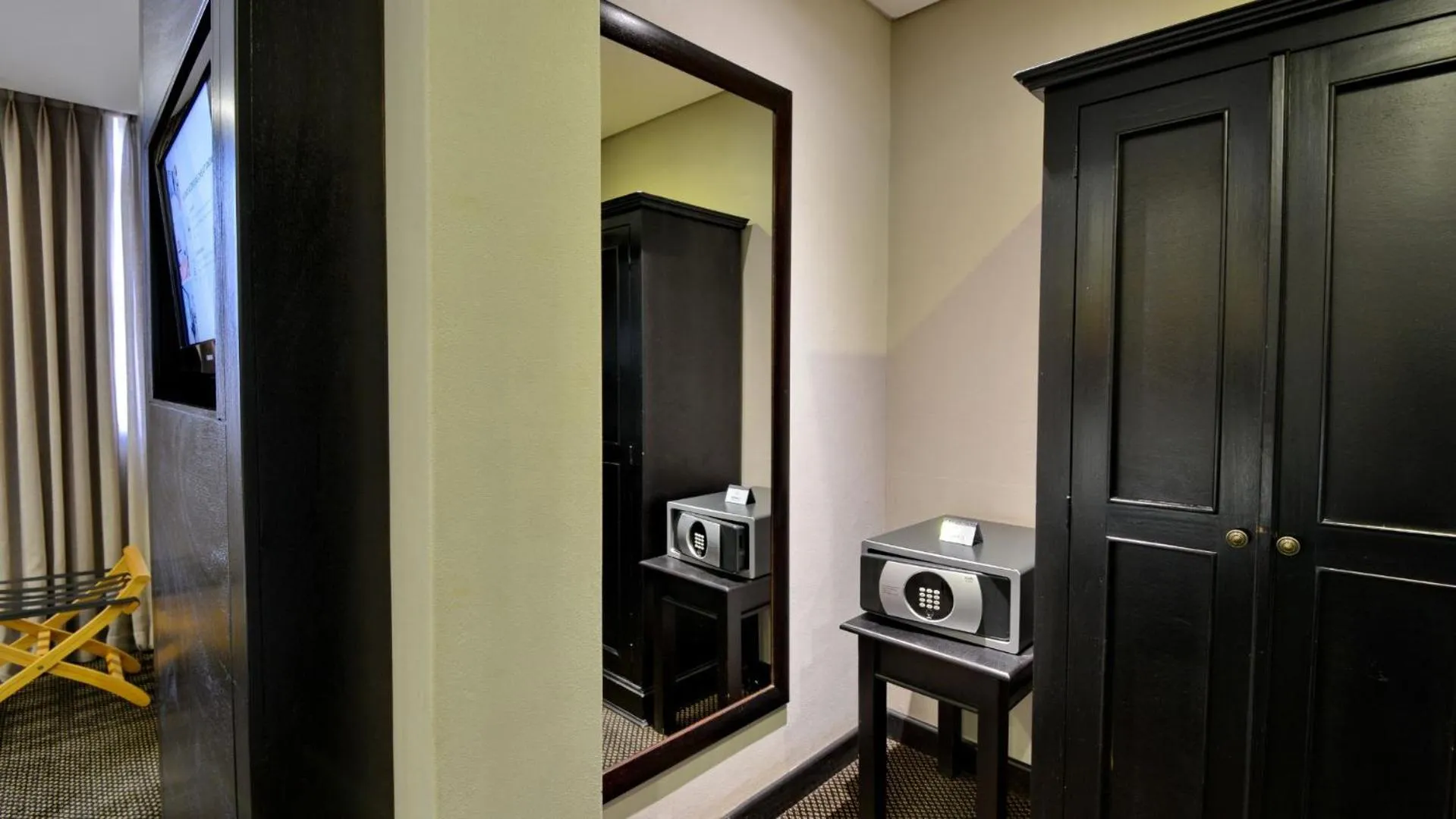 wardrobe in ANEW Hotel Witbank Emalahleni