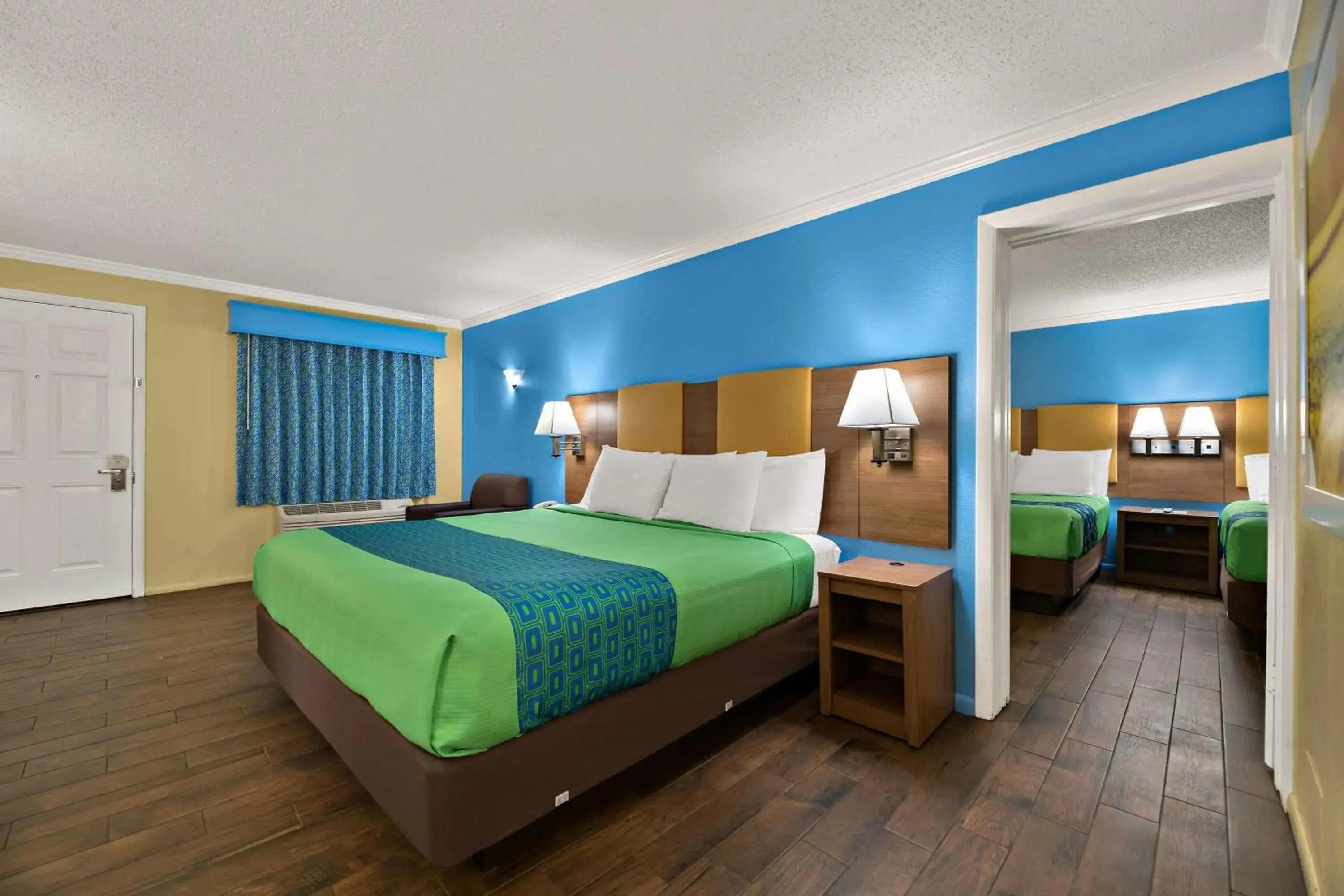 Room with One King Bed and Two Queen Beds - Non-Smoking in SureStay Hotel by Best Western Clermont Theme Park West Room with One King Bed and Two Queen Beds - Non-Smoking in SureStay Hotel by Best Western Clermont Theme Park West