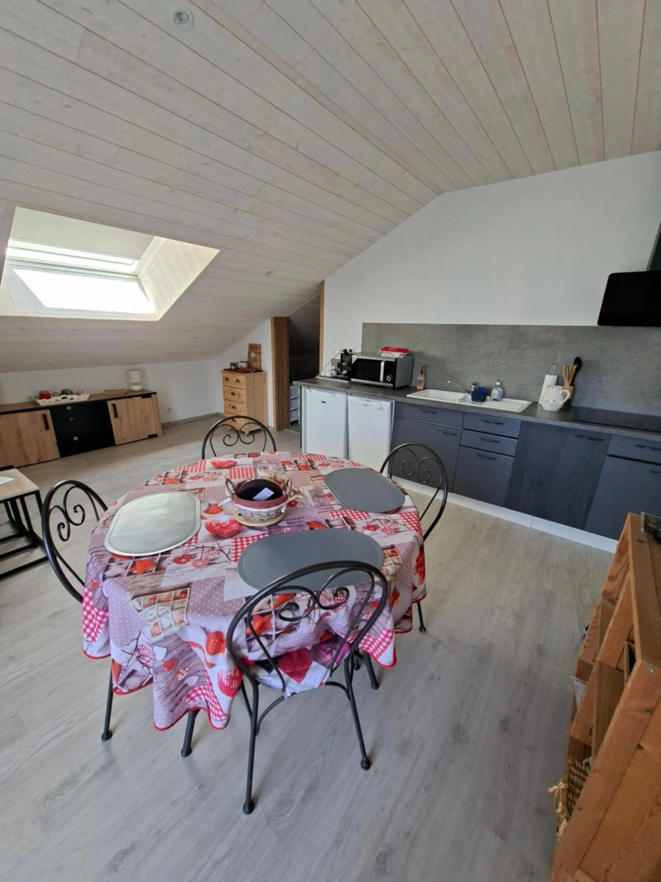 Kitchen or kitchenette in appartement indépendant chalet "les Ormes"