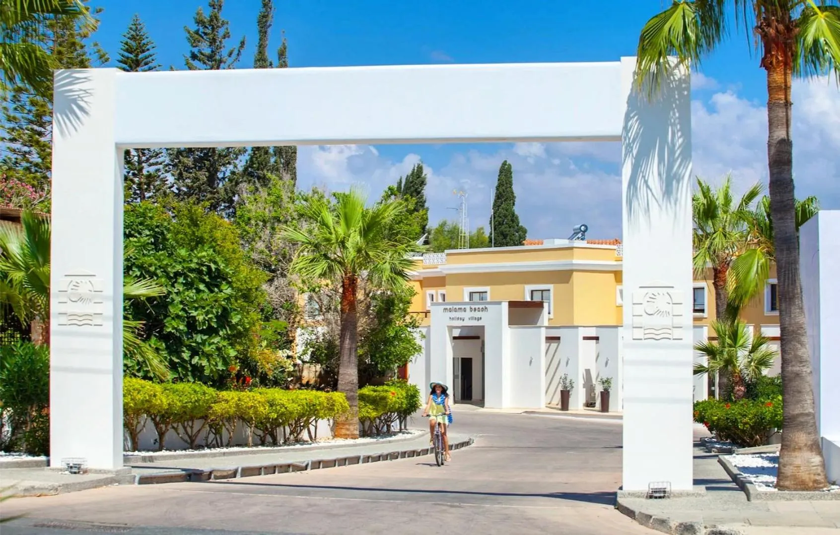 Property building in Malama Beach Holiday Village