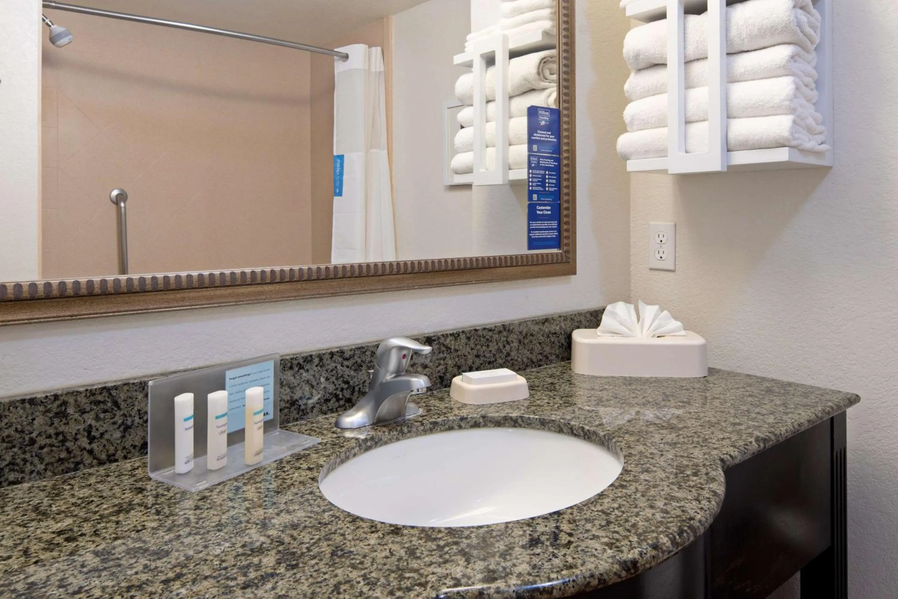 Bathroom in Hampton Inn and Suites Bakersfield / Highway 58