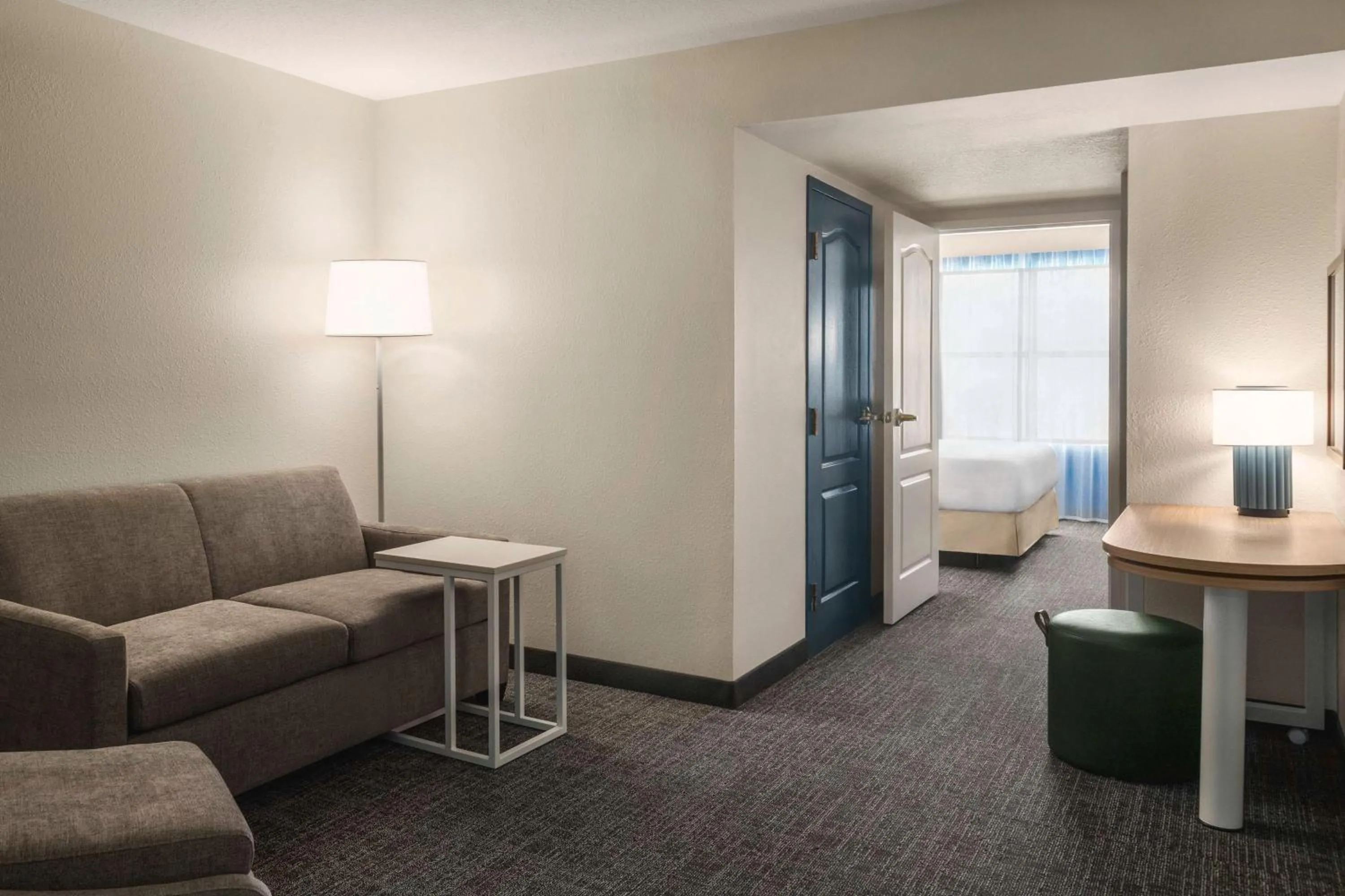 Living room, Seating Area in Country Inn & Suites by Radisson Near Universal