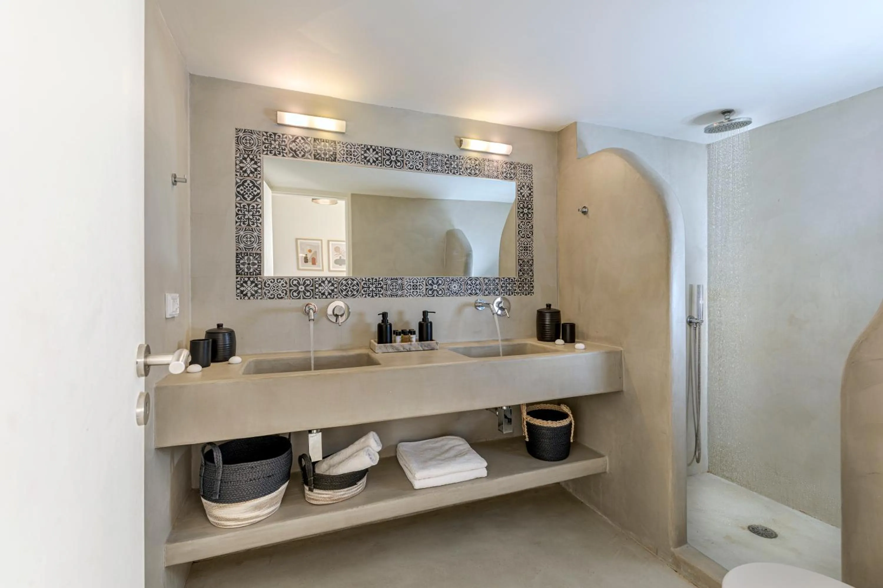 Shower in Caldera Houses Oia