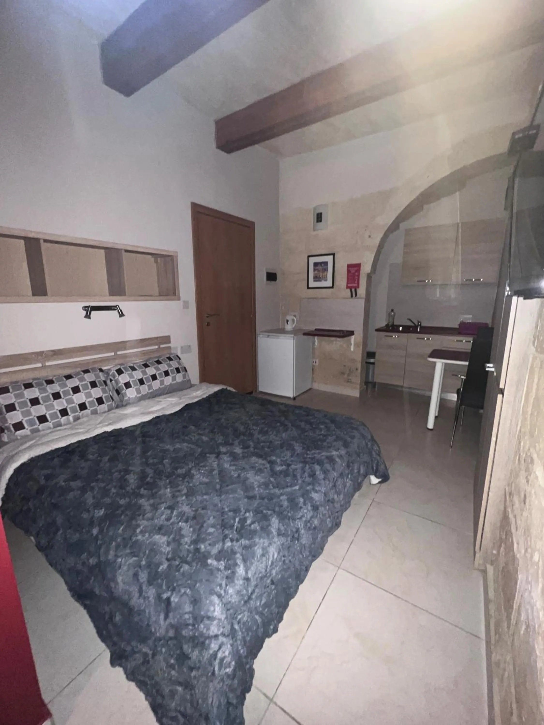 Kitchen or kitchenette, Bed in Twenty Antika