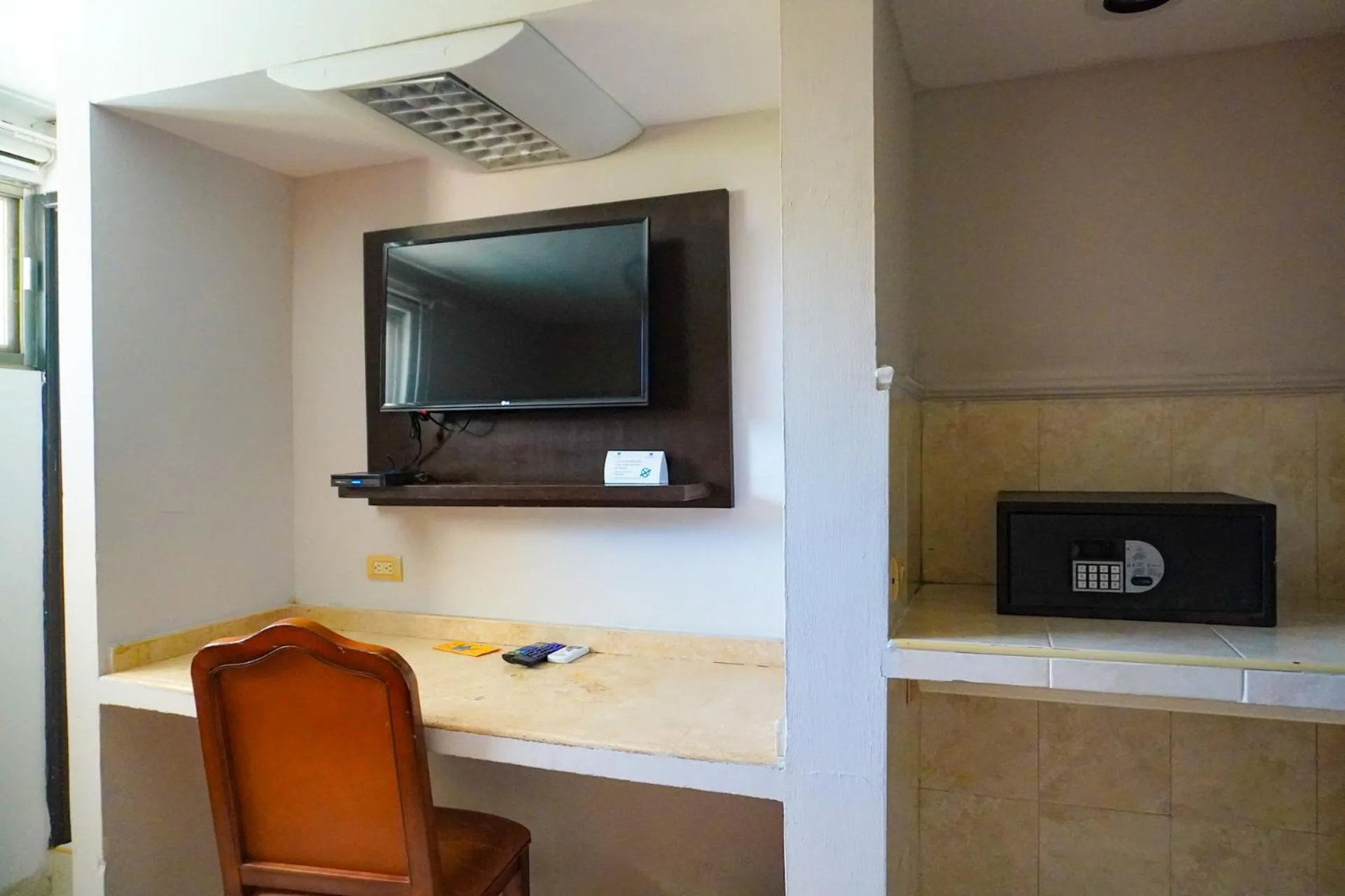 Photo of the whole room in Hotel Colonial Cancun