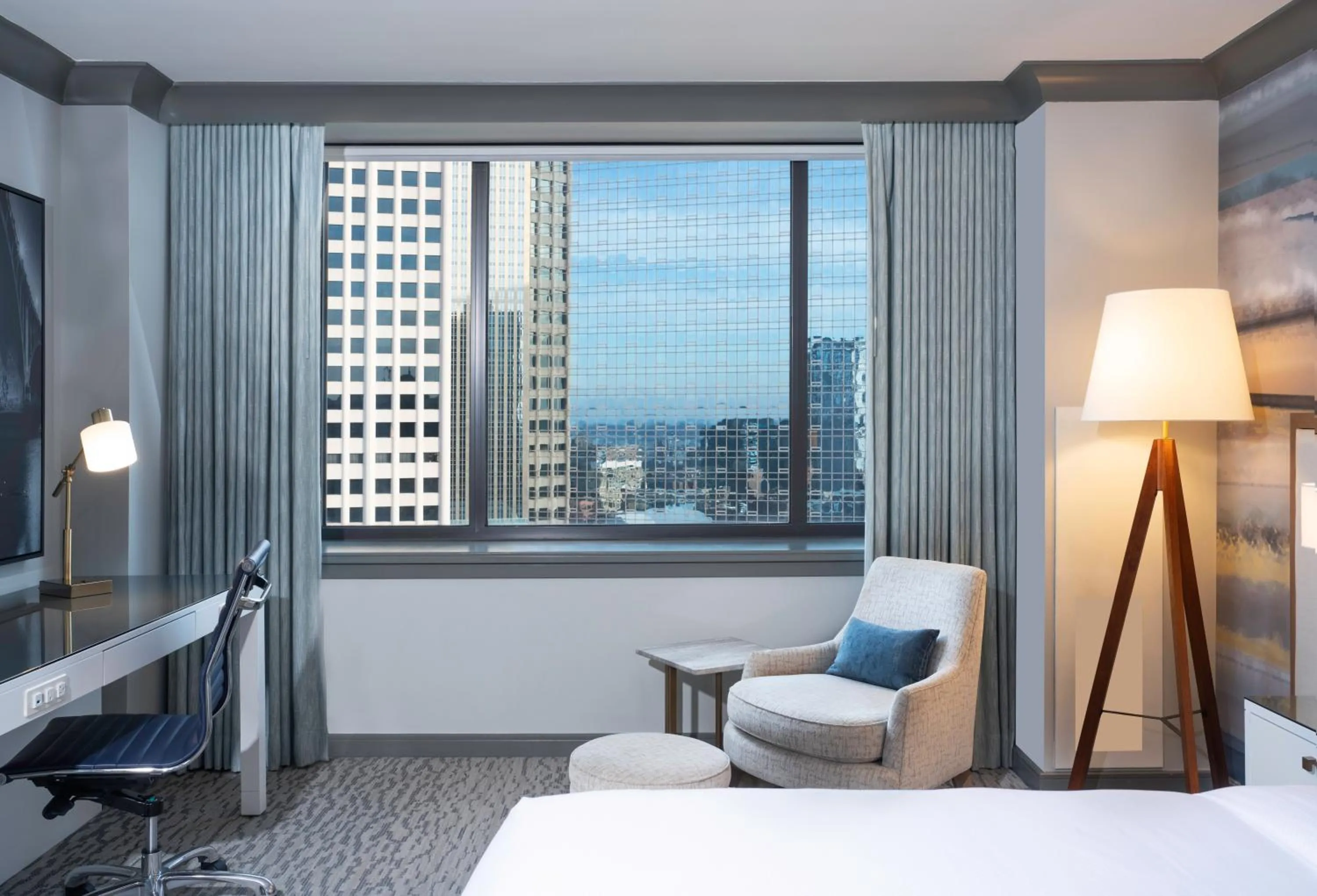 Seating area, Bed in The Lofton Hotel Minneapolis, Tapestry Collection by Hilton