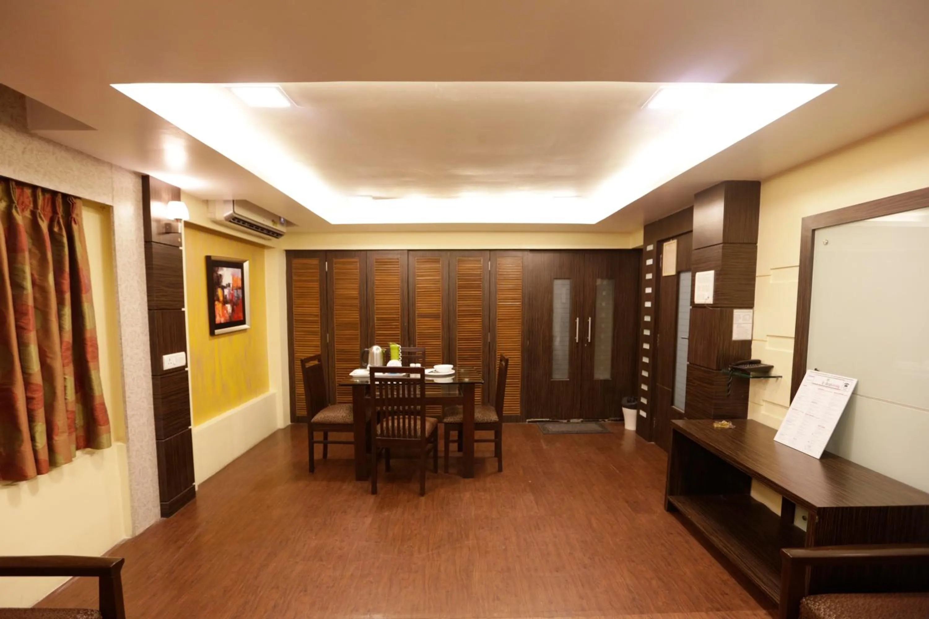 Dining area in Hotel Metro Palace Bandra
