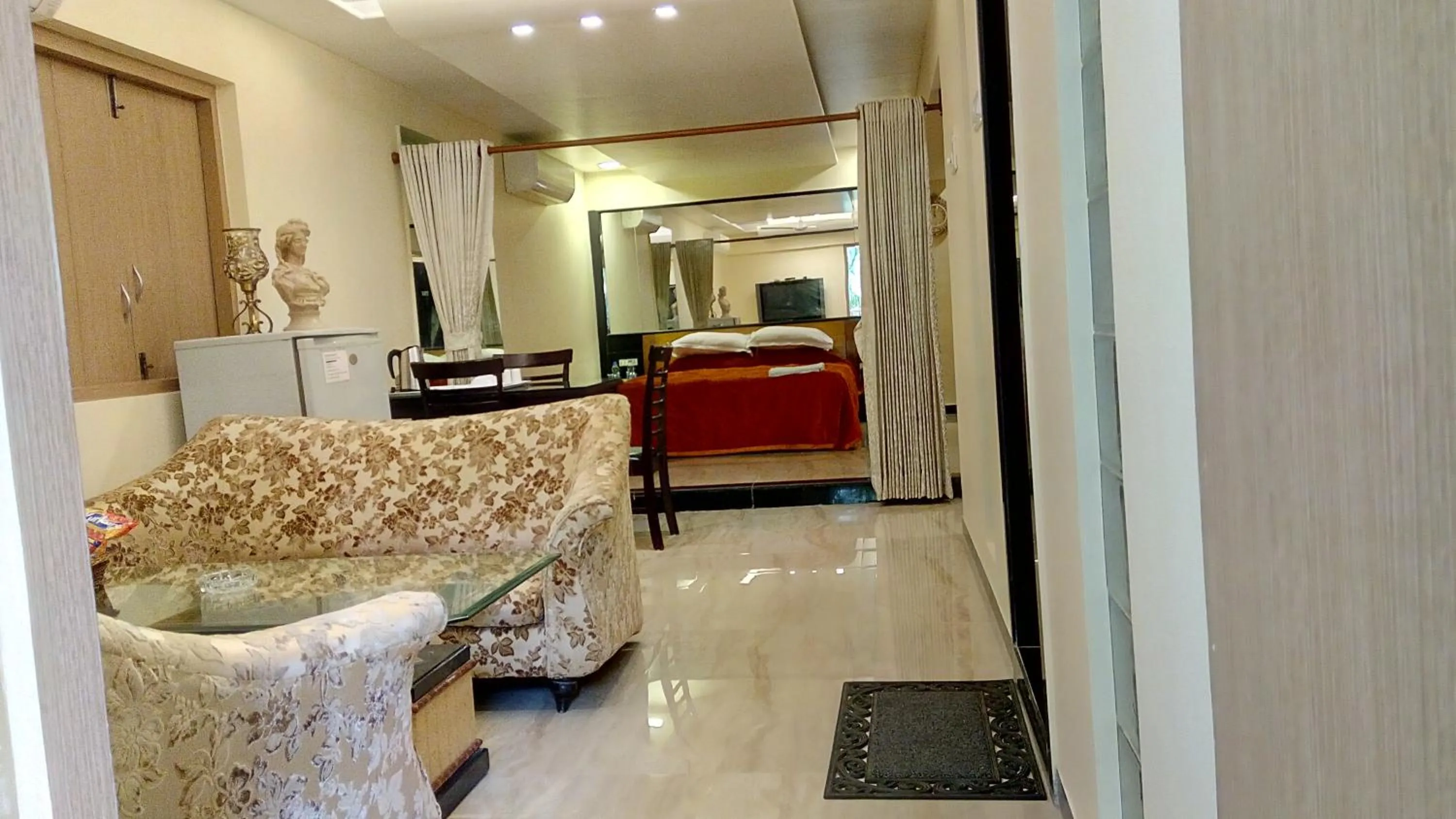 Living room in Hotel Metro Palace Bandra